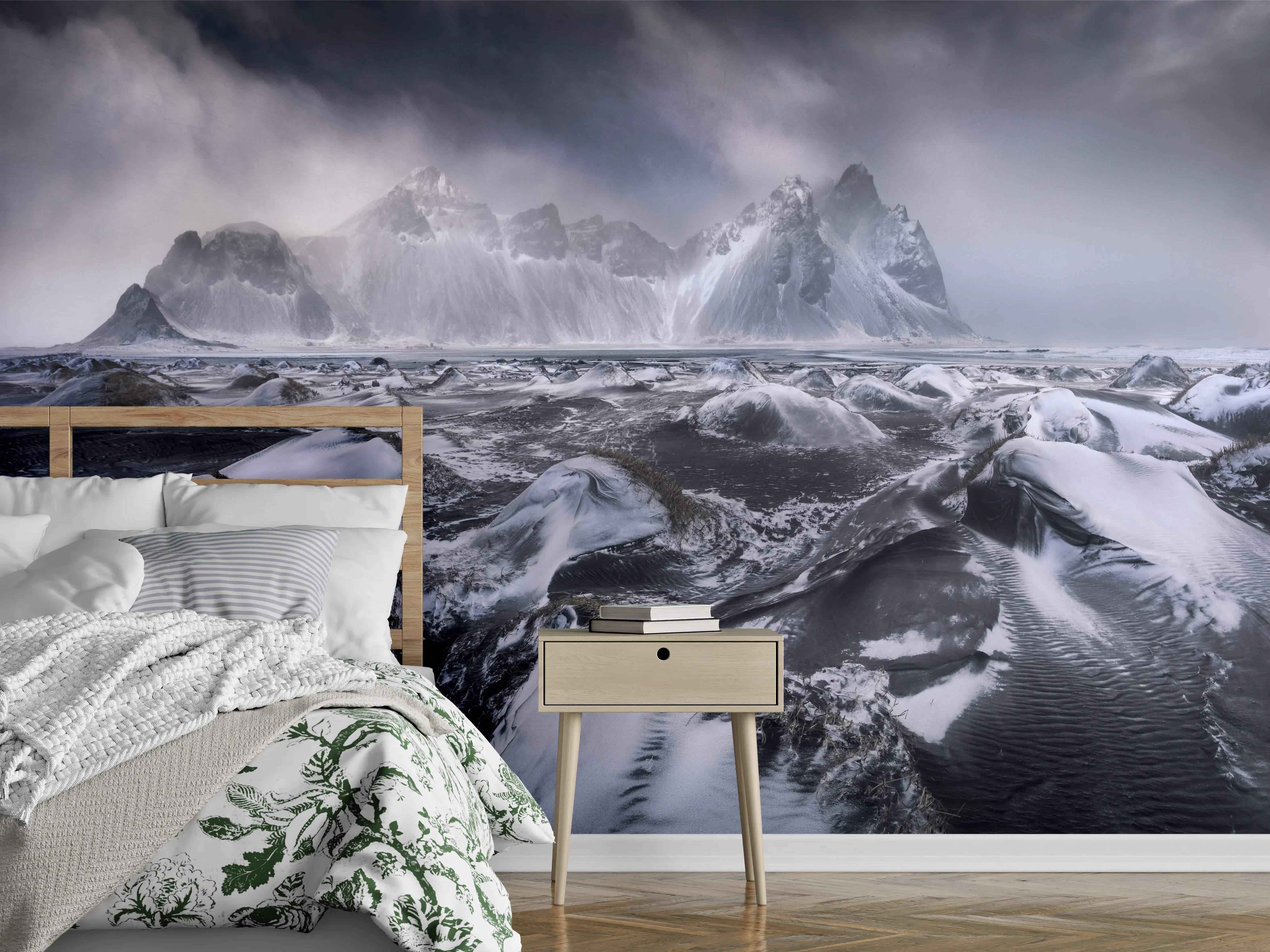 Wandverkleidung Schlafzimmer - Eisige Berge Schwarz-Weiß Wandmotiv