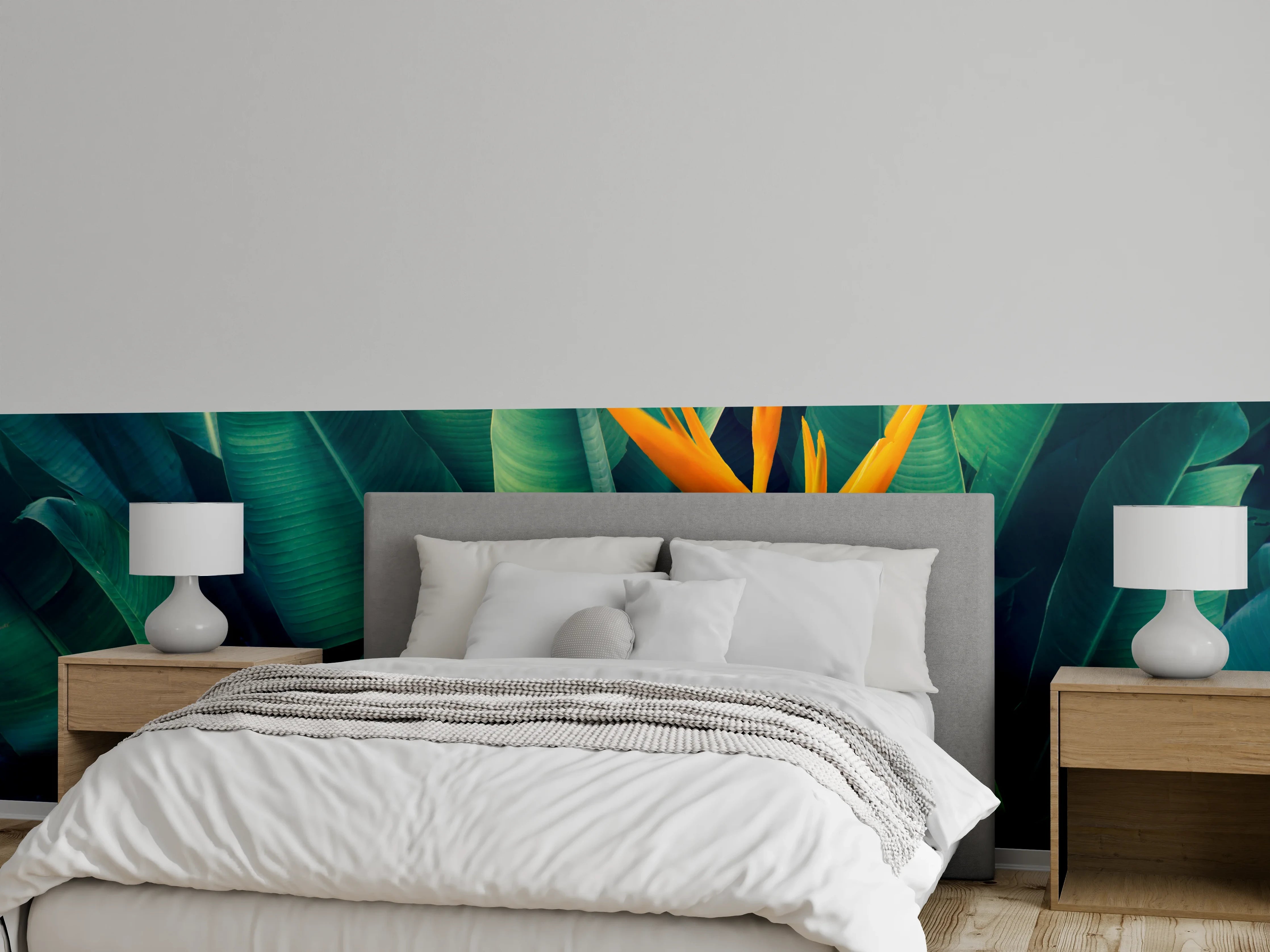 Wandverkleidung Schlafzimmer - Exotische Paradiesvogelblume auf grünen Blättern