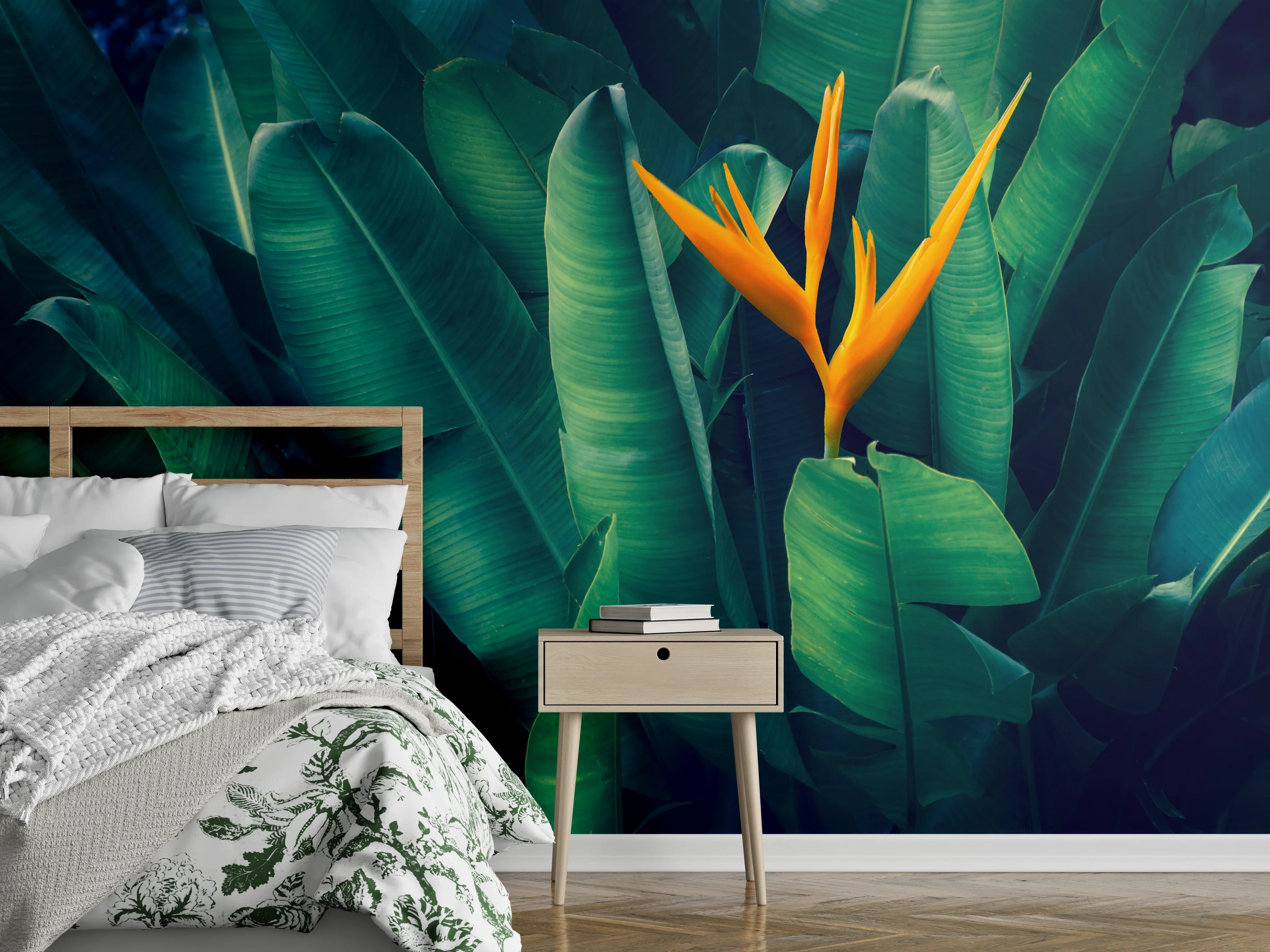 Wandverkleidung Schlafzimmer - Exotische Paradiesvogelblume auf grünen Blättern