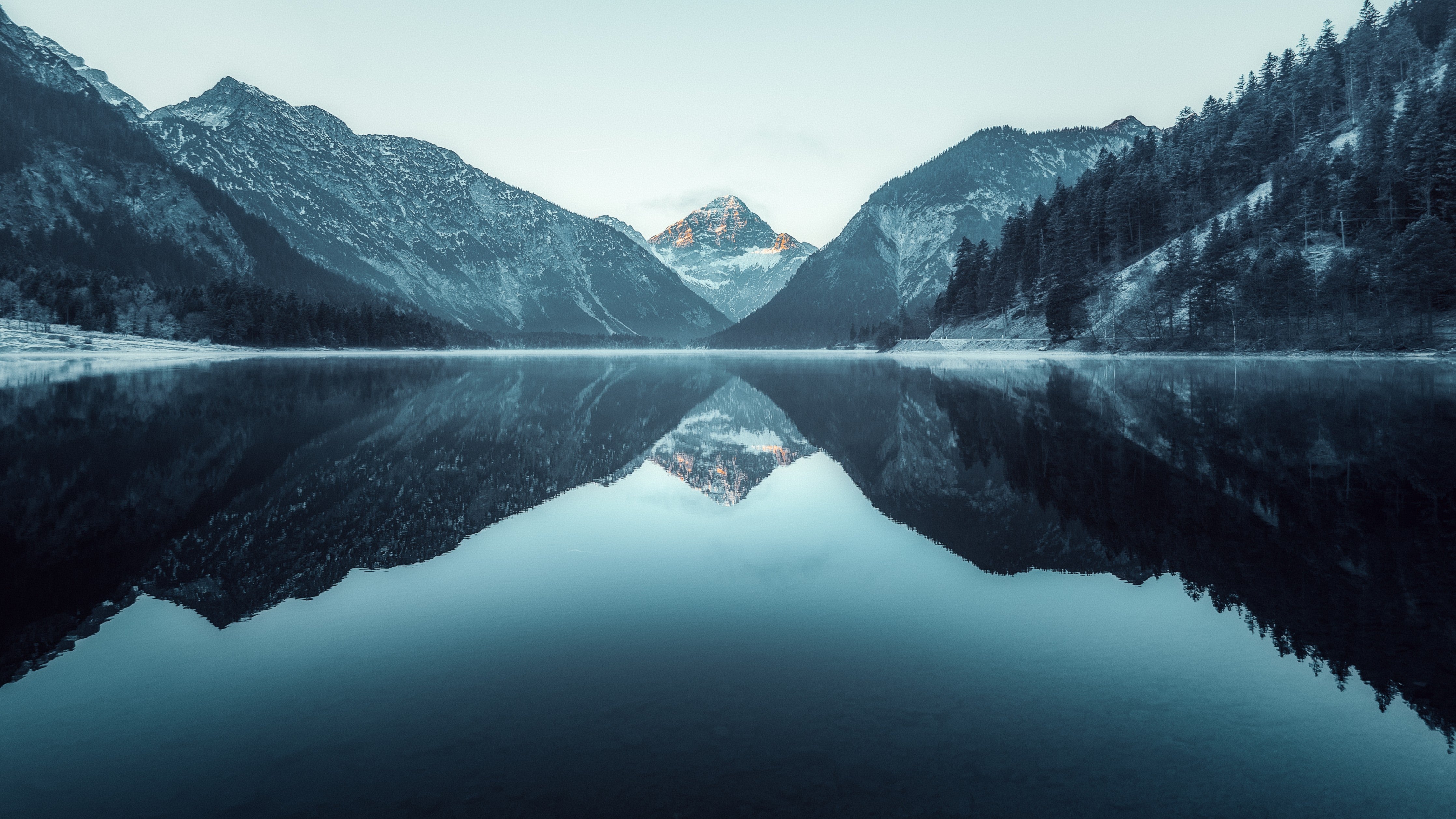 Wandverkleidung Schlafzimmer-Faszinierende Spiegelung am Bergsee