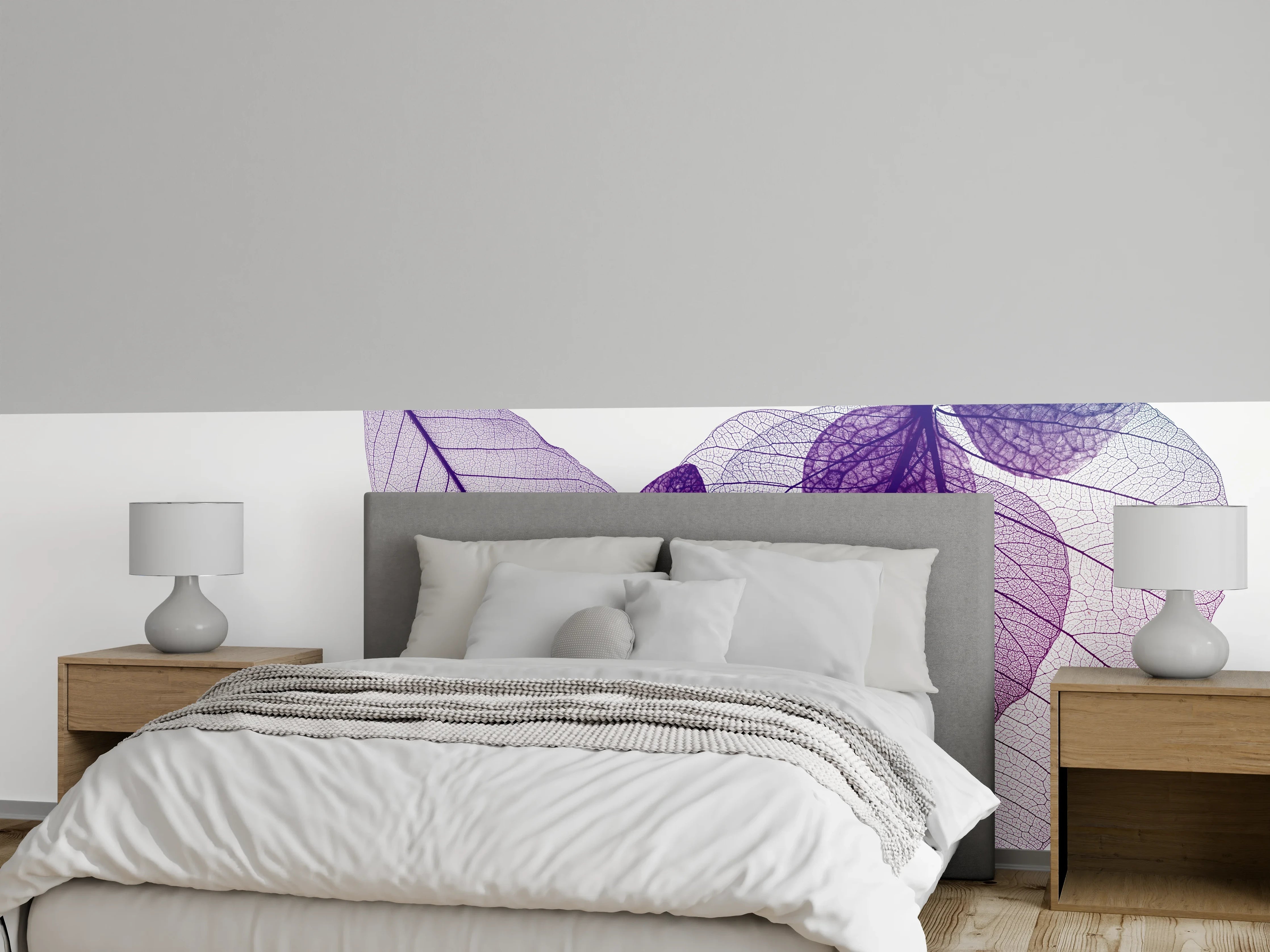 Wandverkleidung Schlafzimmer - Florales Blattmuster in Lila auf Weiß