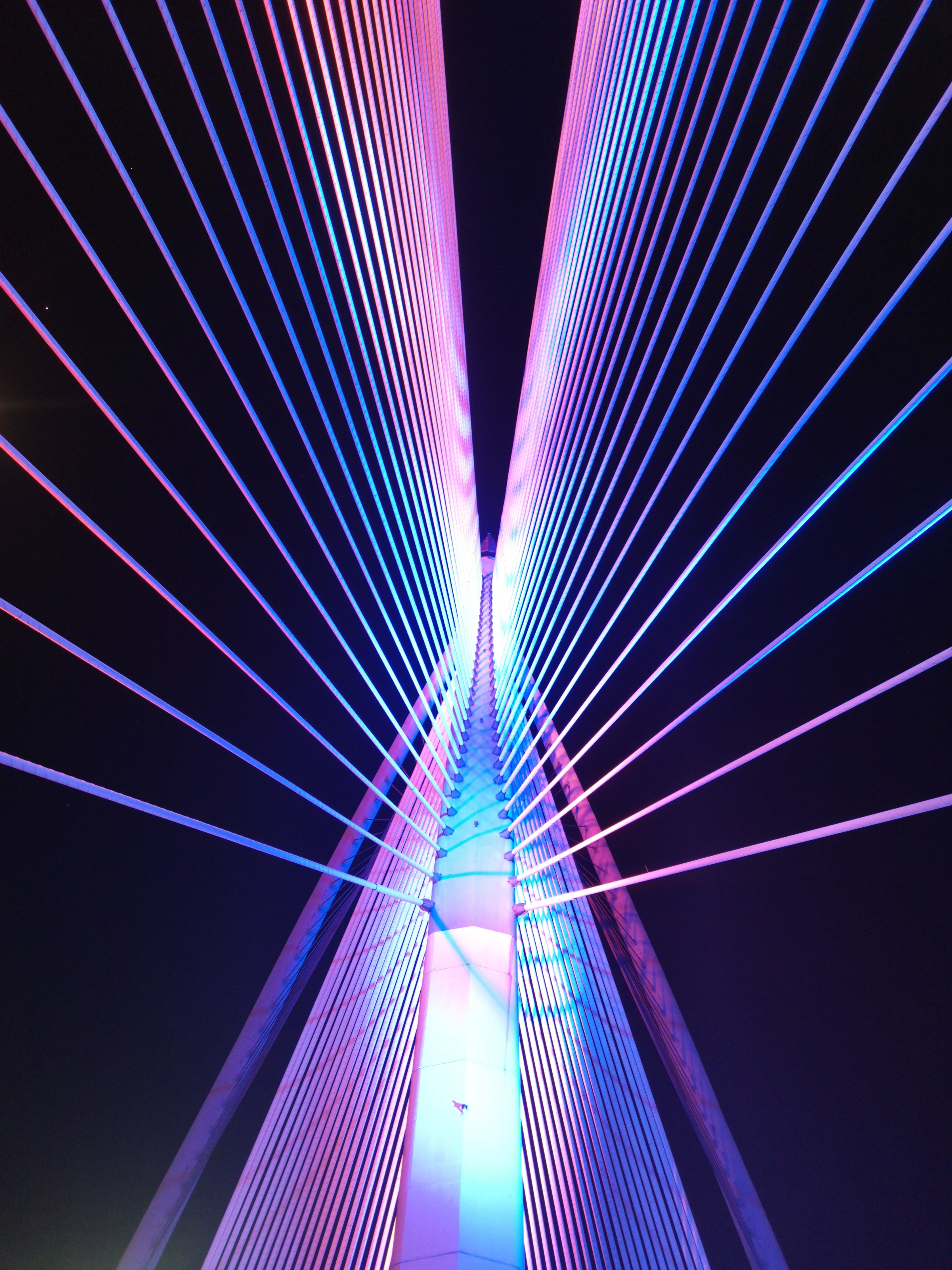 Wandverkleidung Schlafzimmer-Futuristische Brücke in Neonfarben