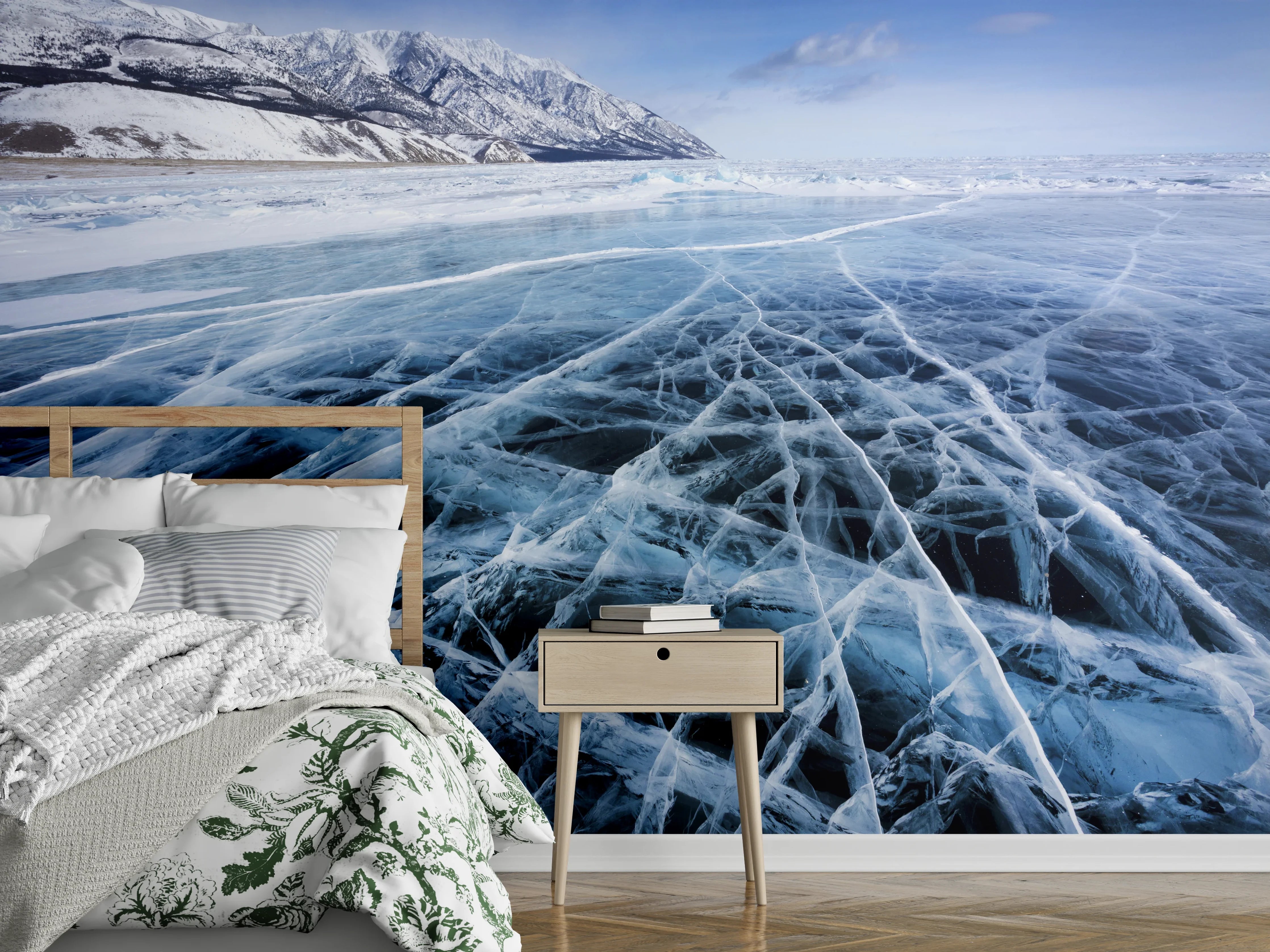 Wandverkleidung Schlafzimmer - Gefrorener See mit Eisspalten und Bergen