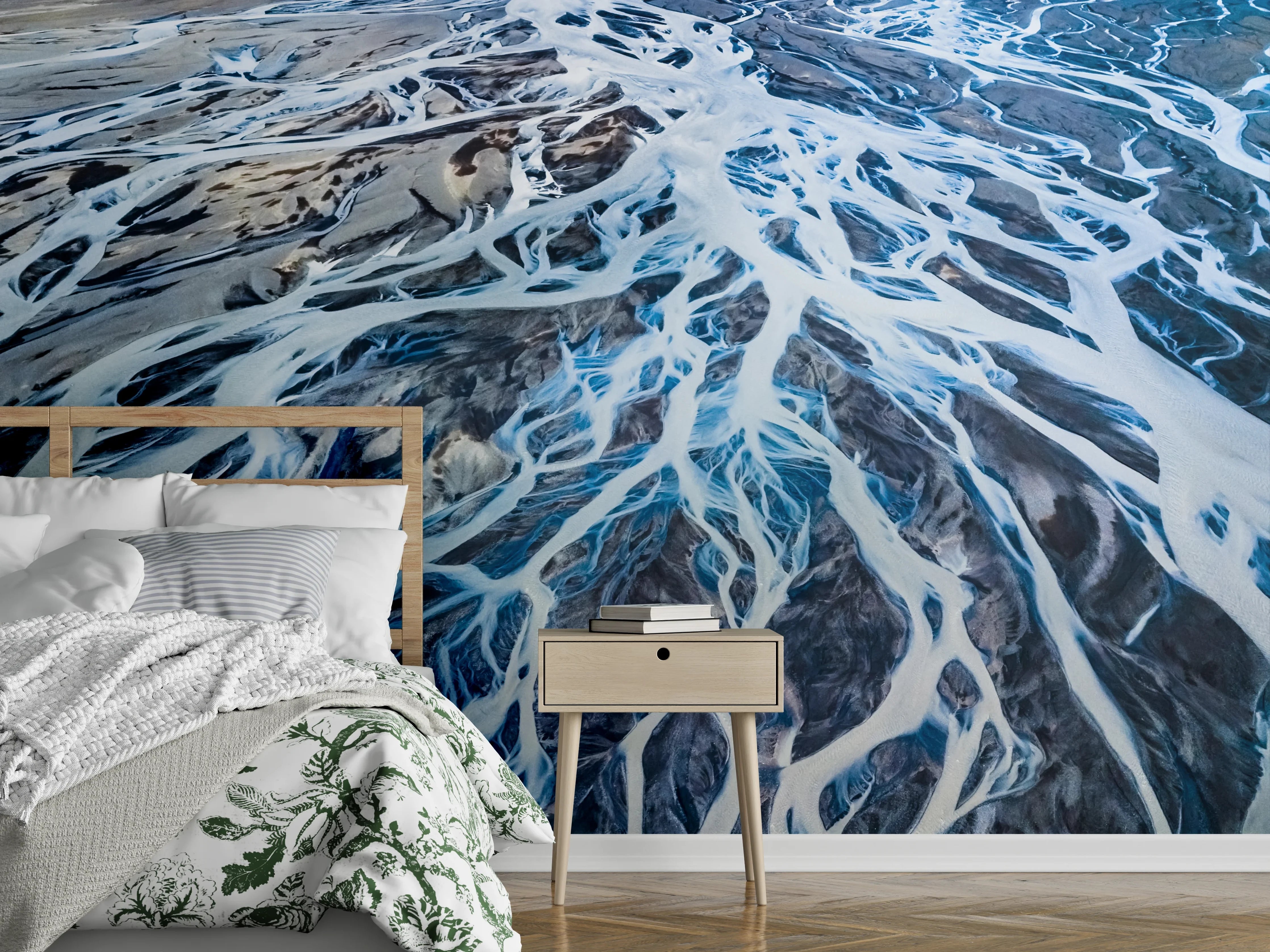 Wandverkleidung Schlafzimmer - Graublauer Strom in weißer Weite