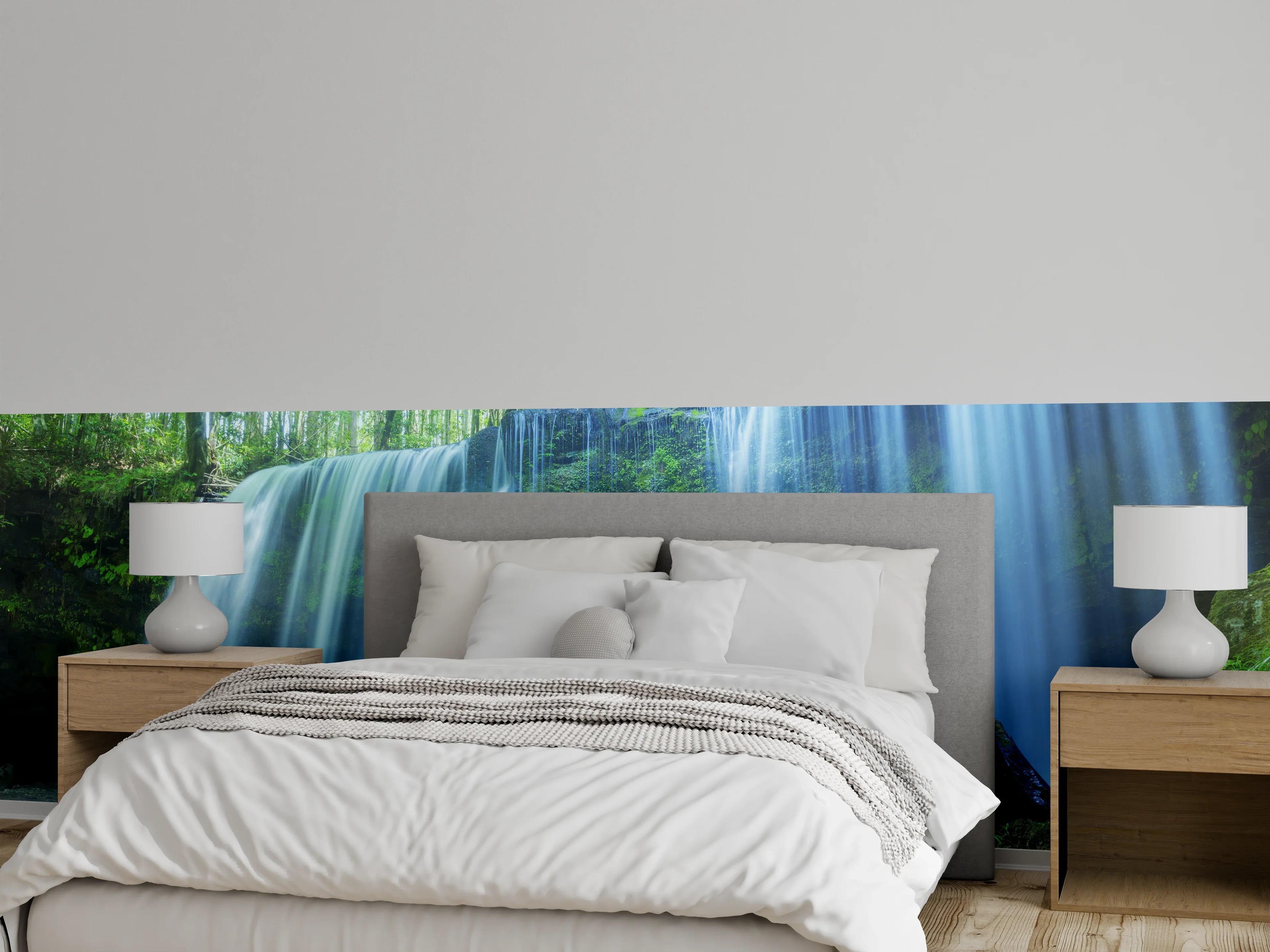 Wandverkleidung Schlafzimmer - Grauschimmer über silbernem Waldbach