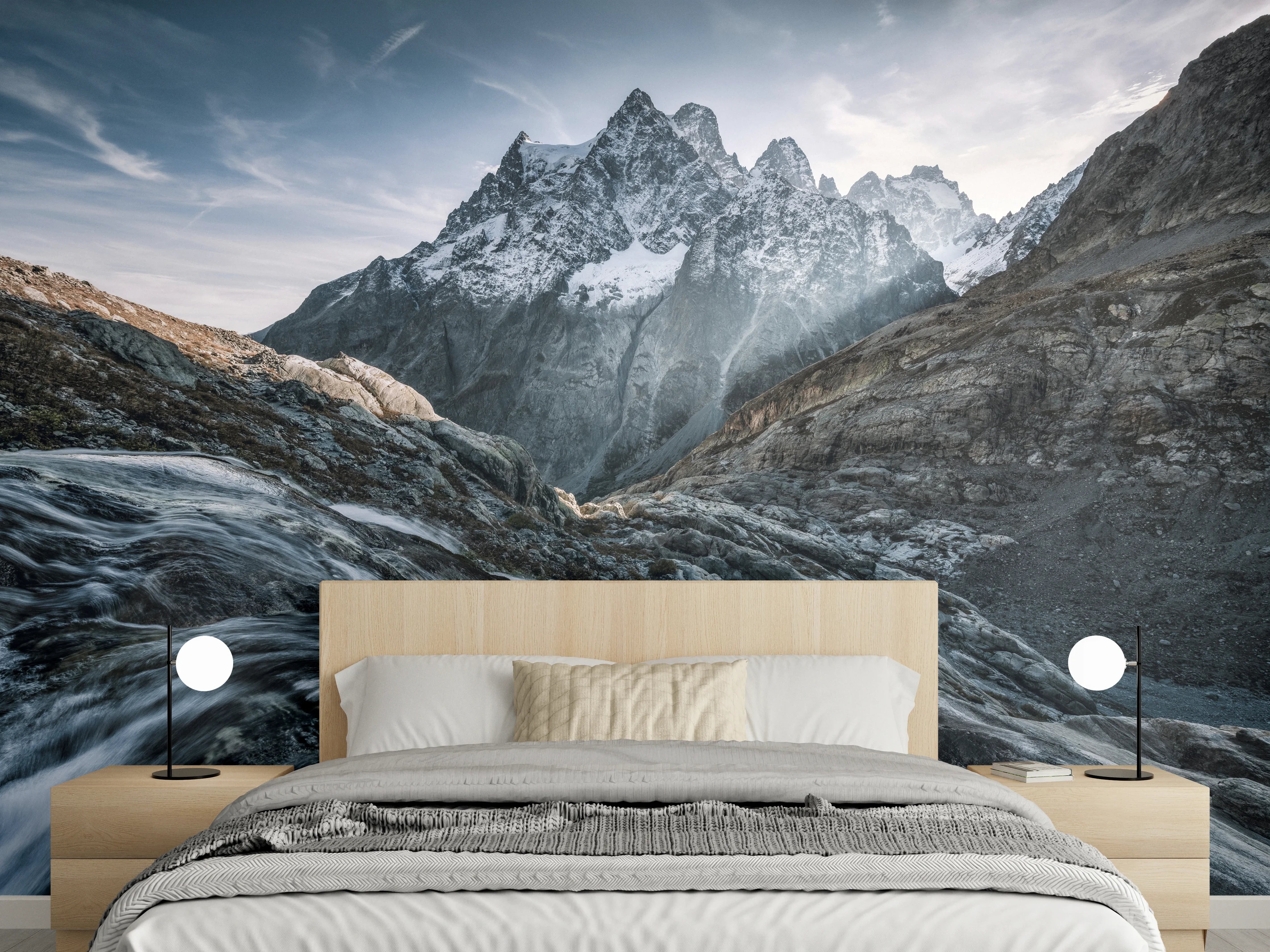 Wandverkleidung Schlafzimmer - Grauschimmer über weißen Gipfelströmen