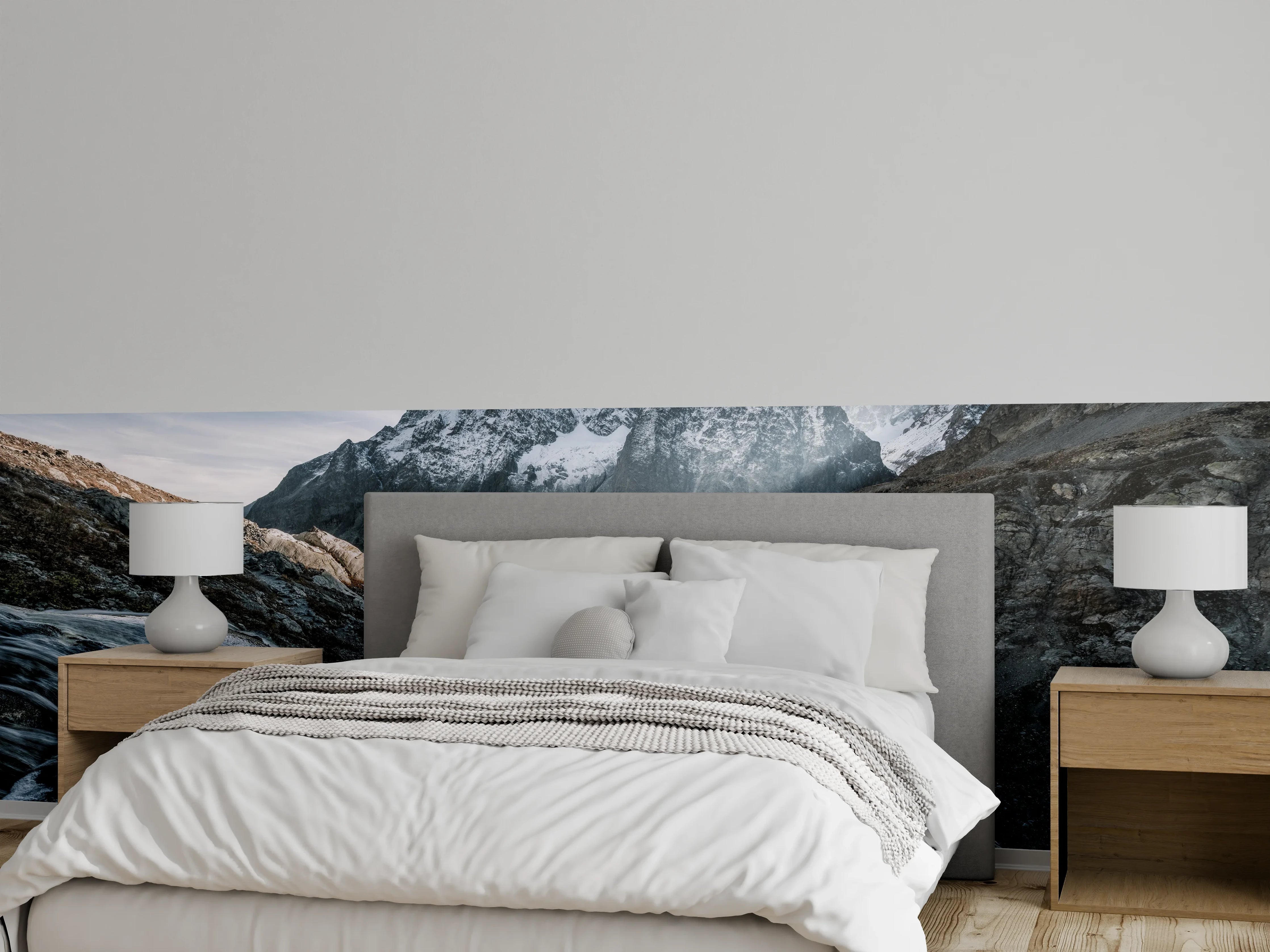 Wandverkleidung Schlafzimmer - Grauschimmer über weißen Gipfelströmen