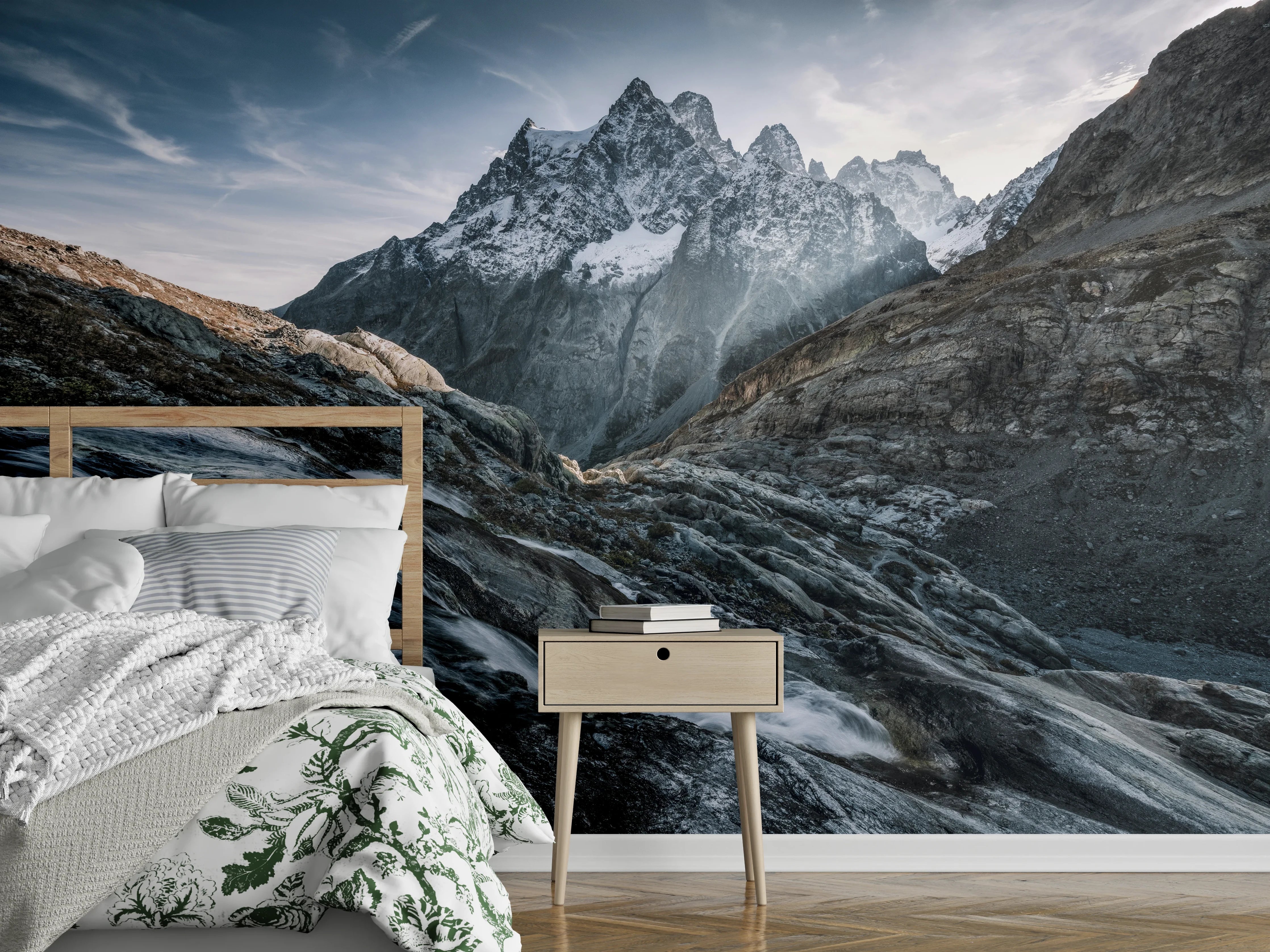 Wandverkleidung Schlafzimmer - Grauschimmer über weißen Gipfelströmen