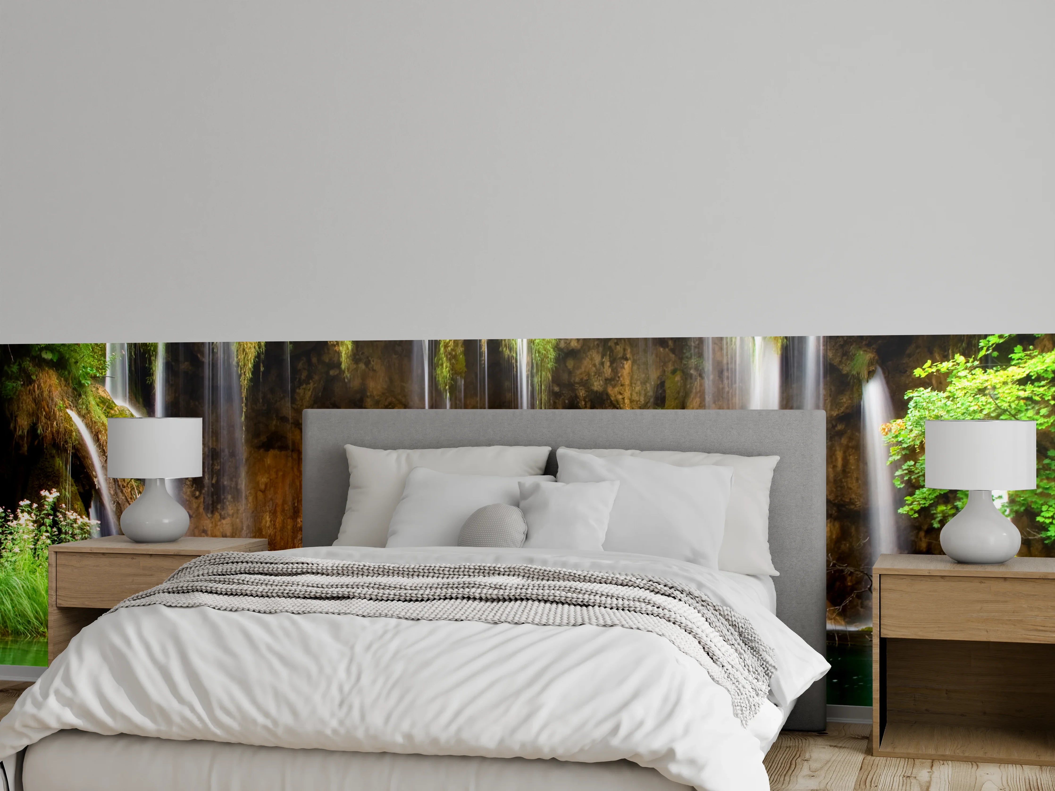 Wandverkleidung Schlafzimmer - Grauschimmernde Kaskade im hellen Blattwerk