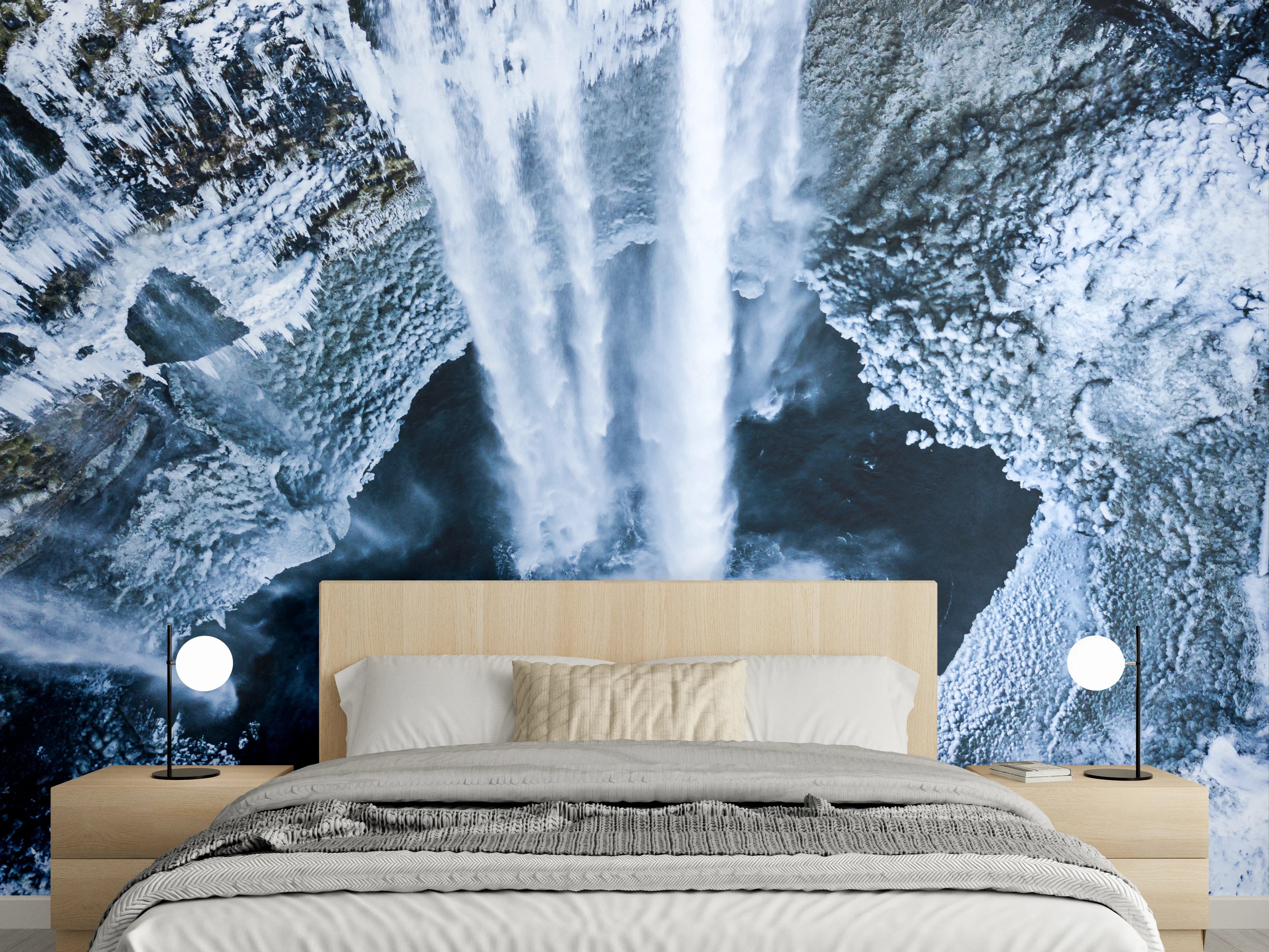 Wandverkleidung Schlafzimmer - Grauschimmernde Kaskade von oben