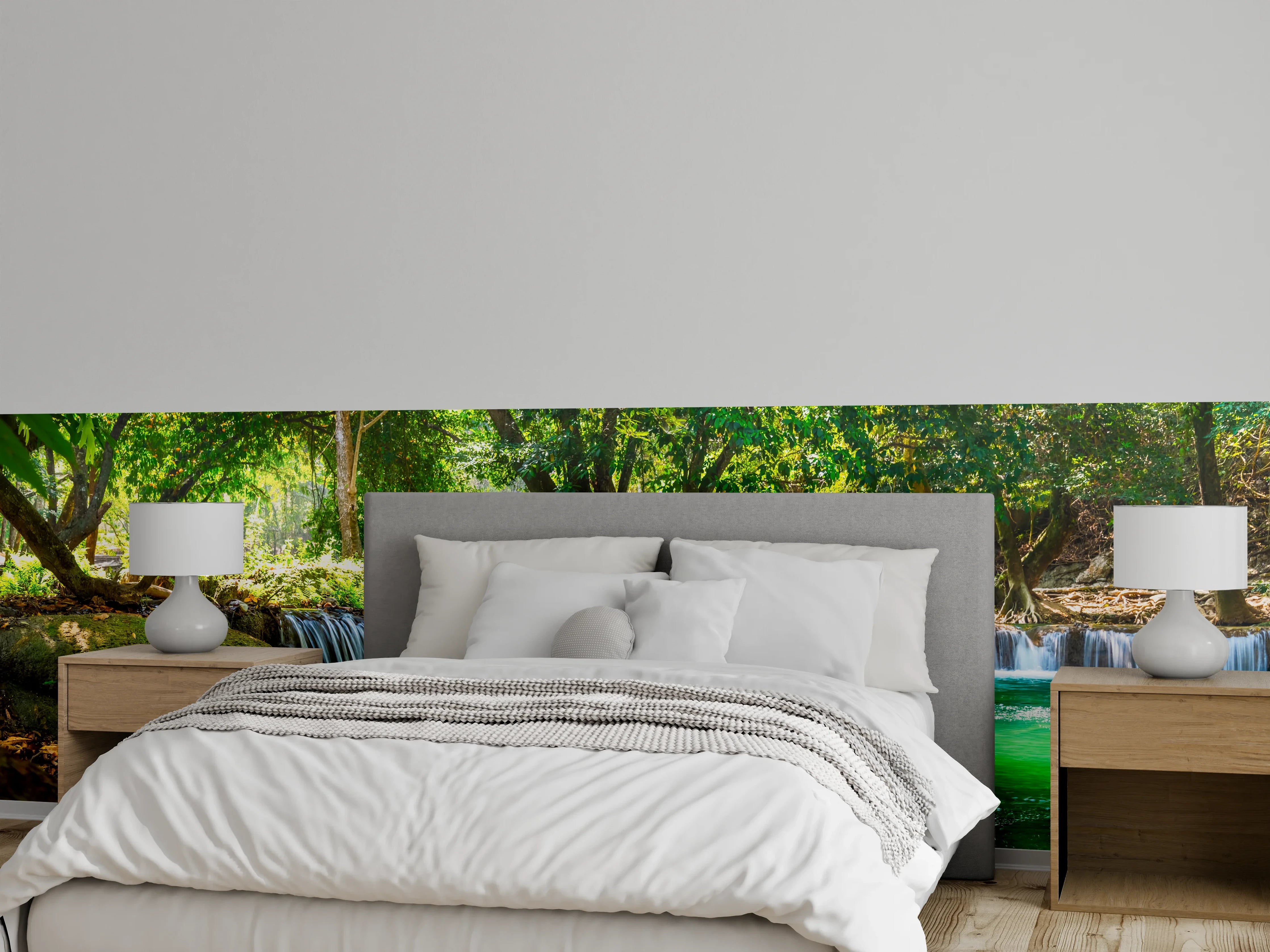 Wandverkleidung Schlafzimmer - Grauschimmernder Waldwasserfall im Licht