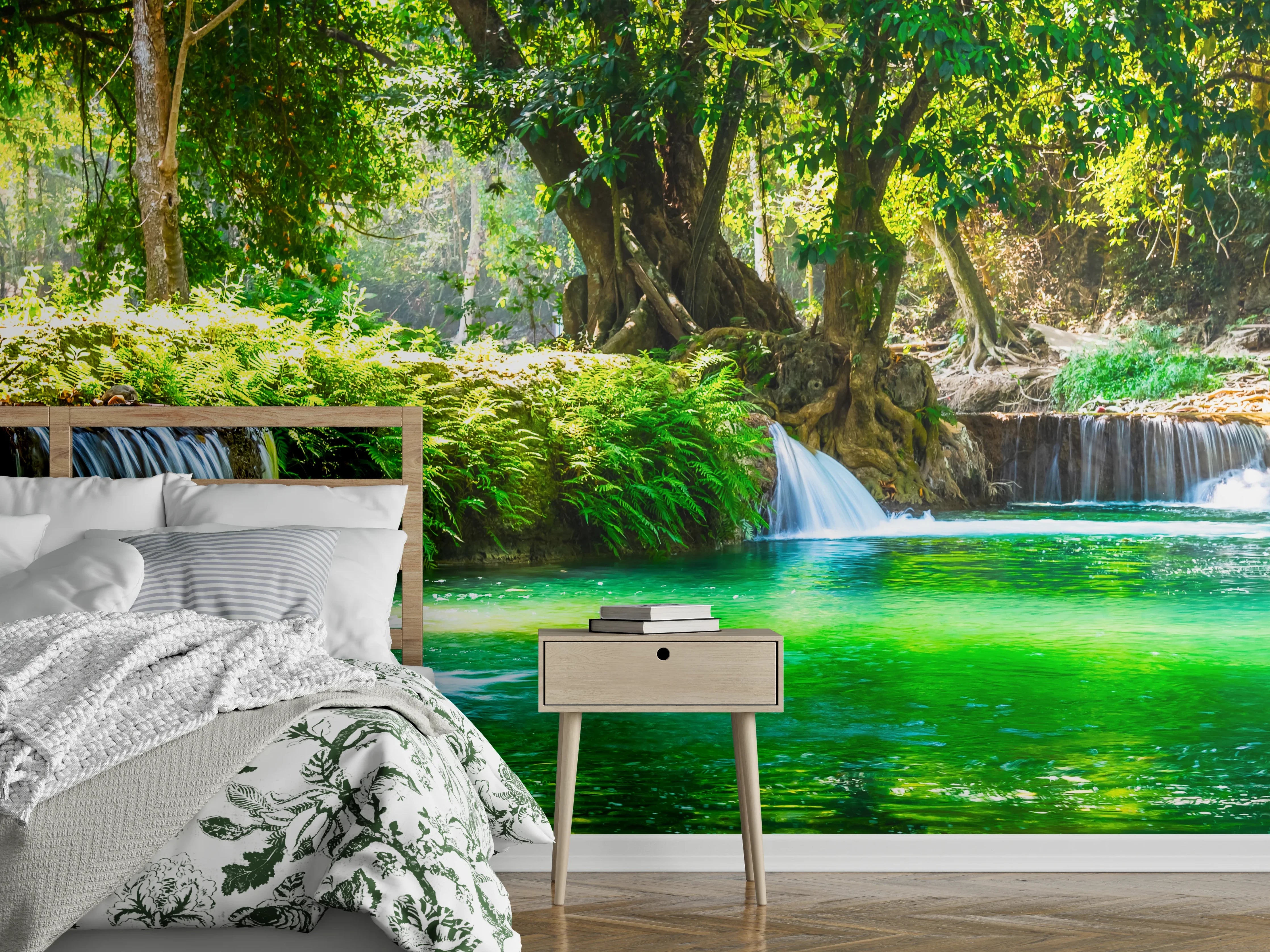Wandverkleidung Schlafzimmer - Grauschimmernder Waldwasserfall im Licht