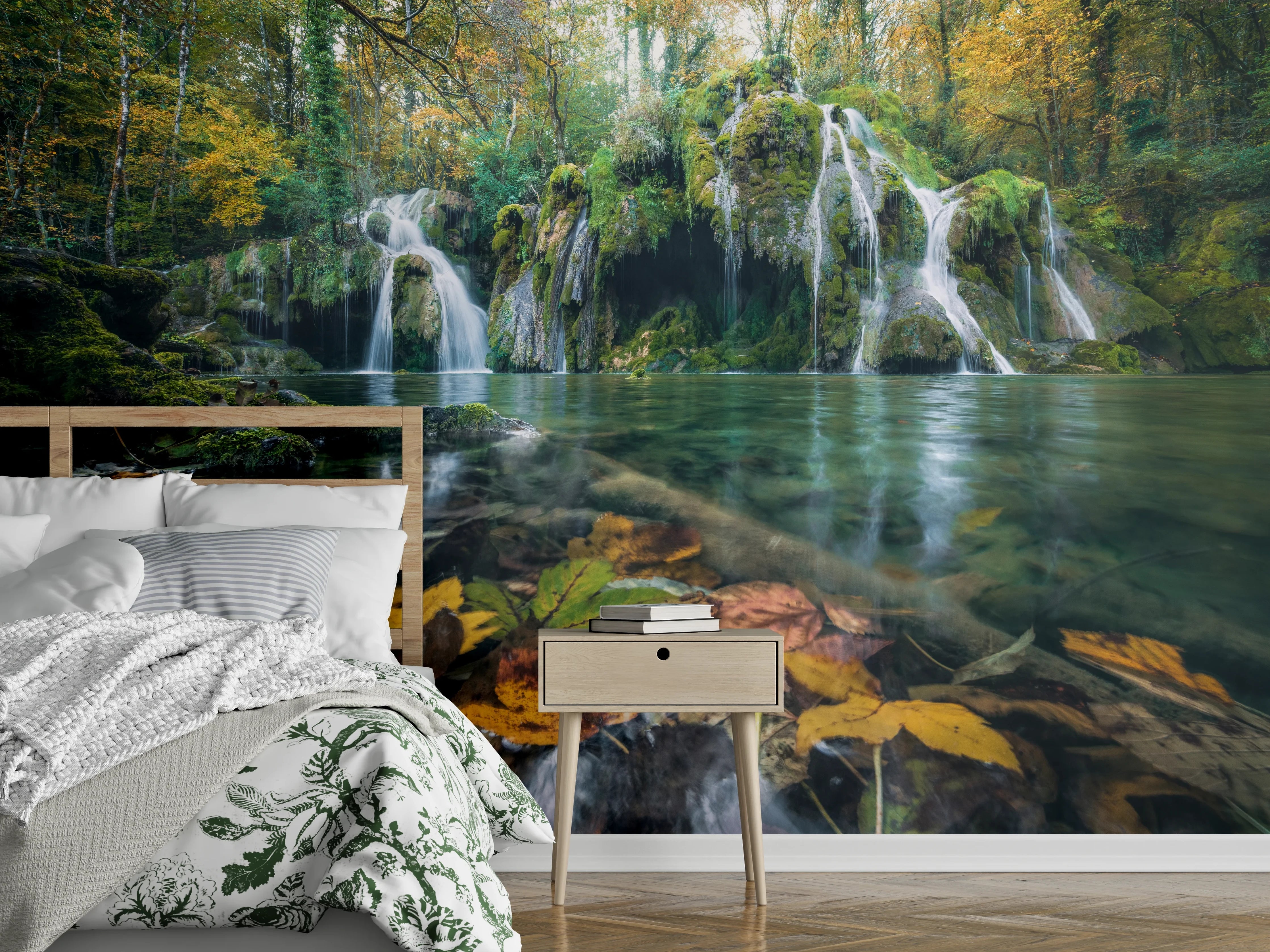 Wandverkleidung Schlafzimmer - Grauschimmernder Wasserfall im Nebelwald