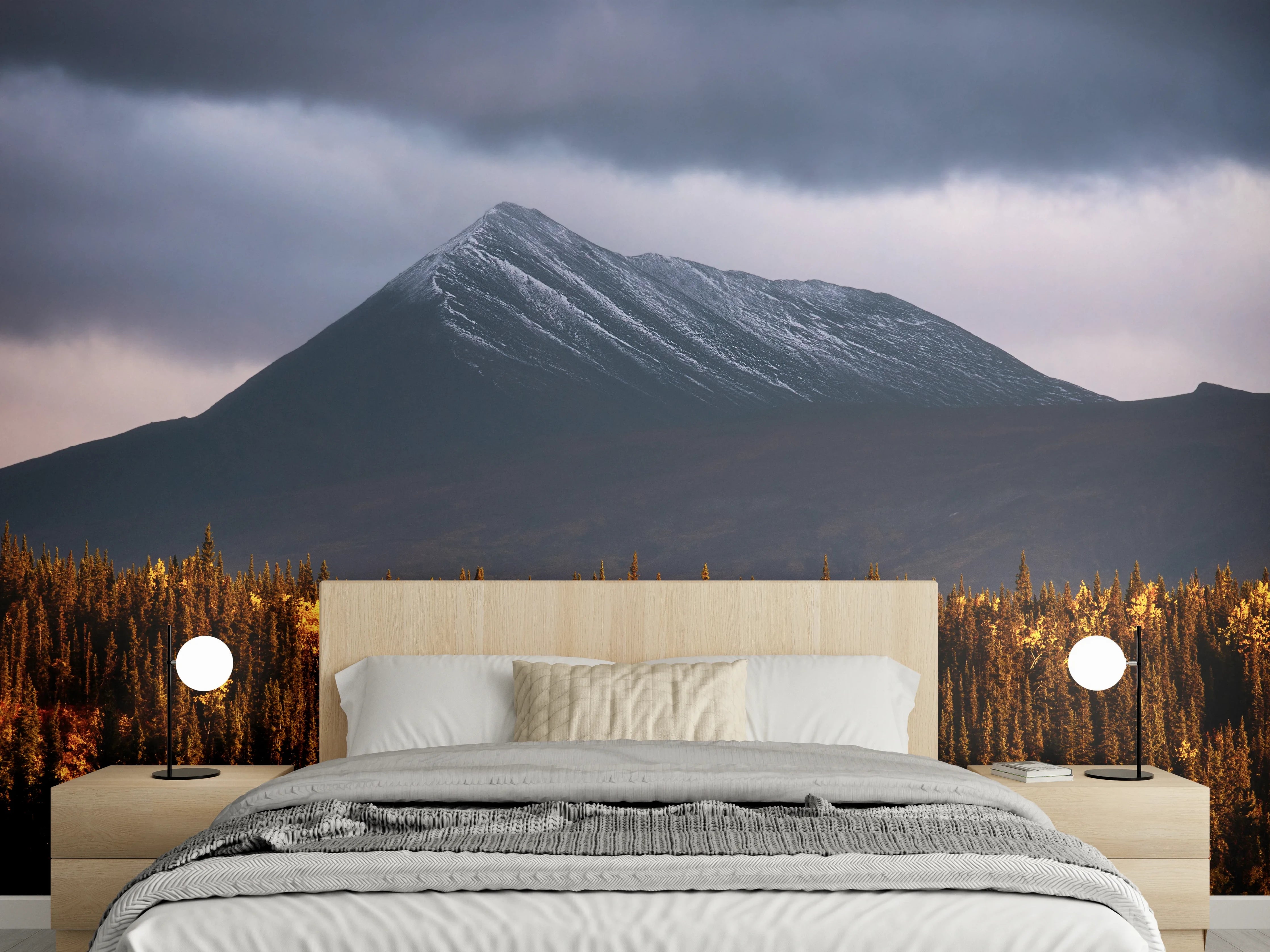 Wandverkleidung Schlafzimmer - Grauweißes Alpenpanorama unter Sturmwolken
