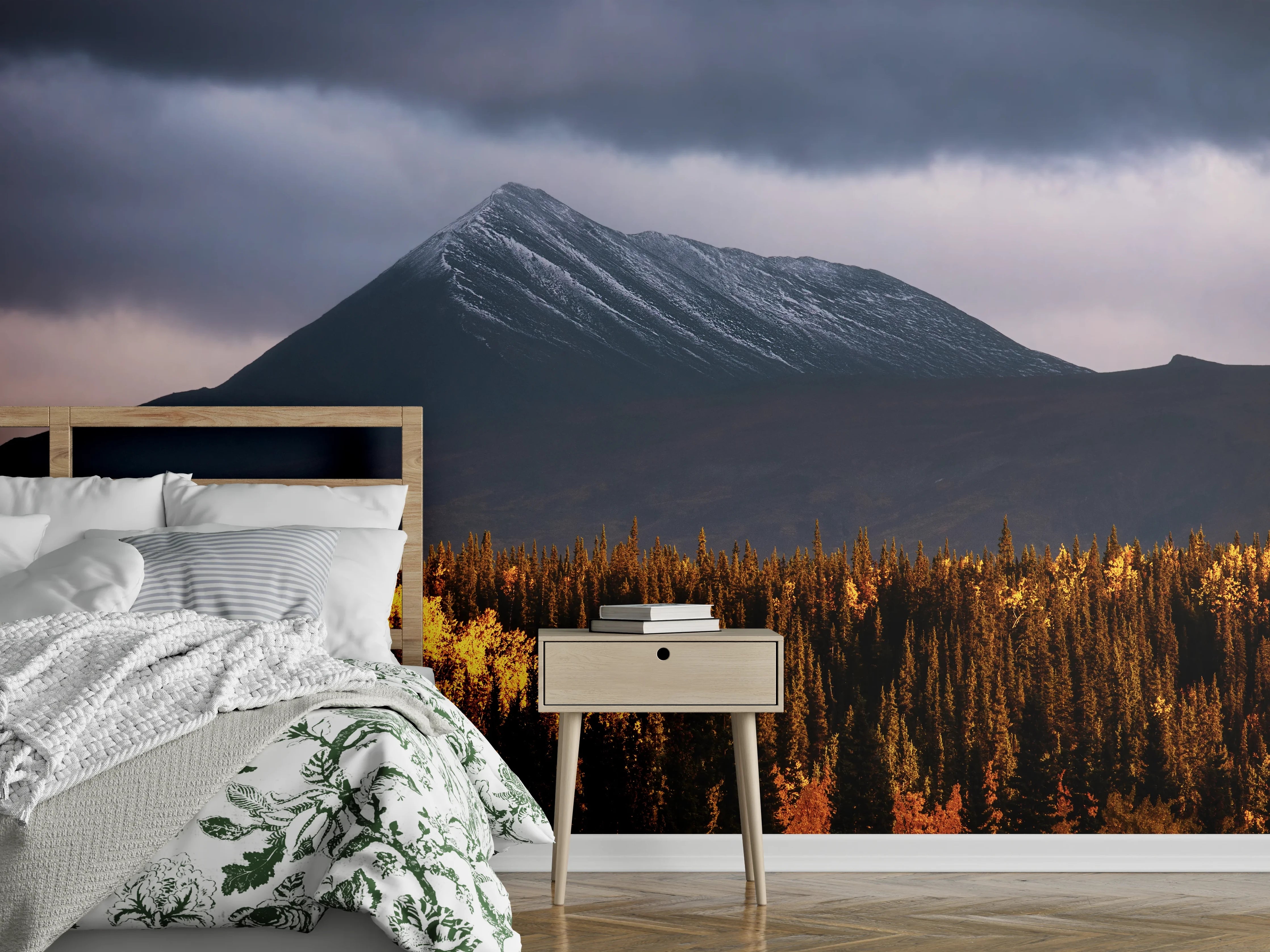 Wandverkleidung Schlafzimmer - Grauweißes Alpenpanorama unter Sturmwolken