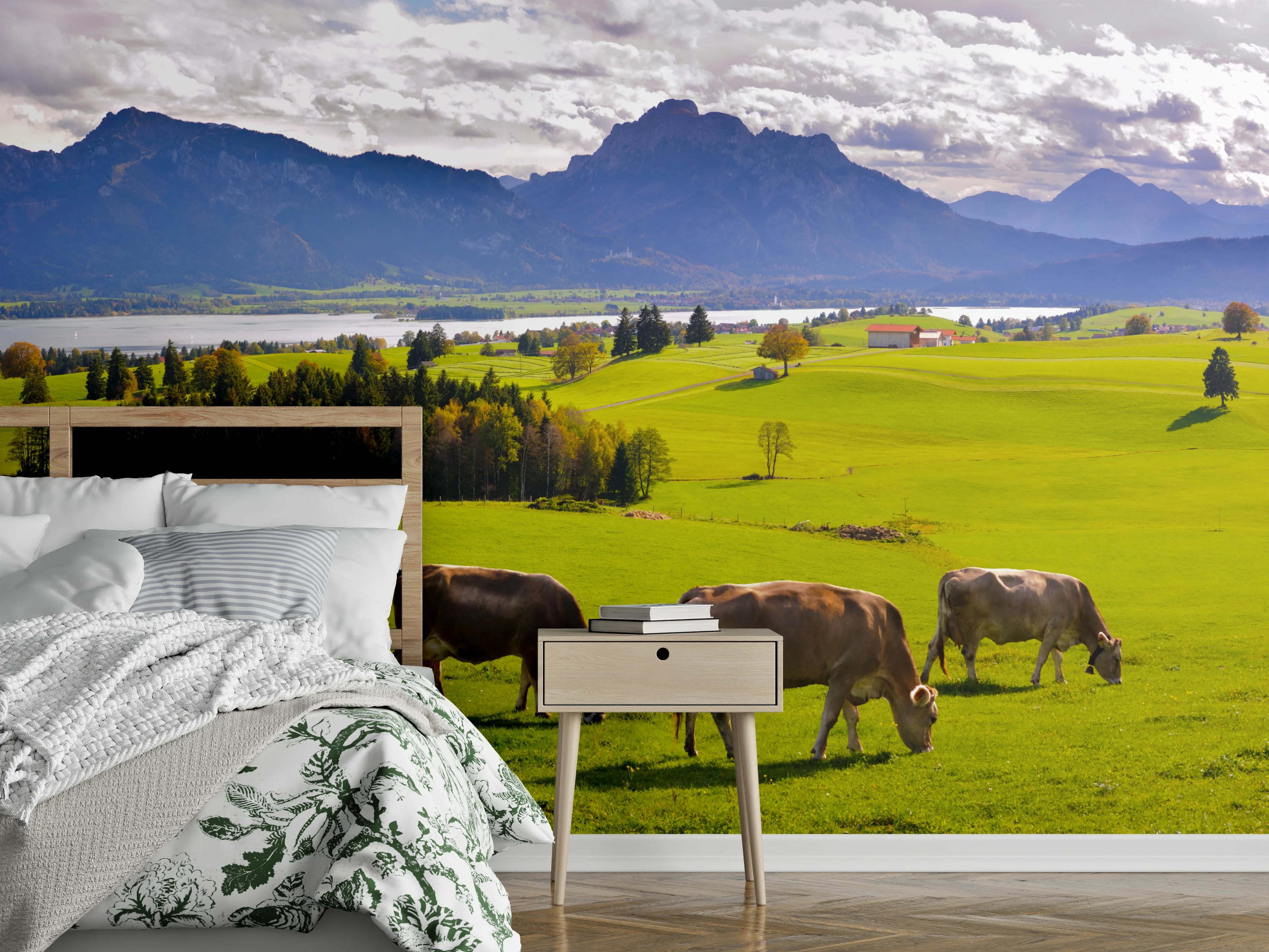 Wandverkleidung Schlafzimmer - Grüne Bergwiese mit Kühen