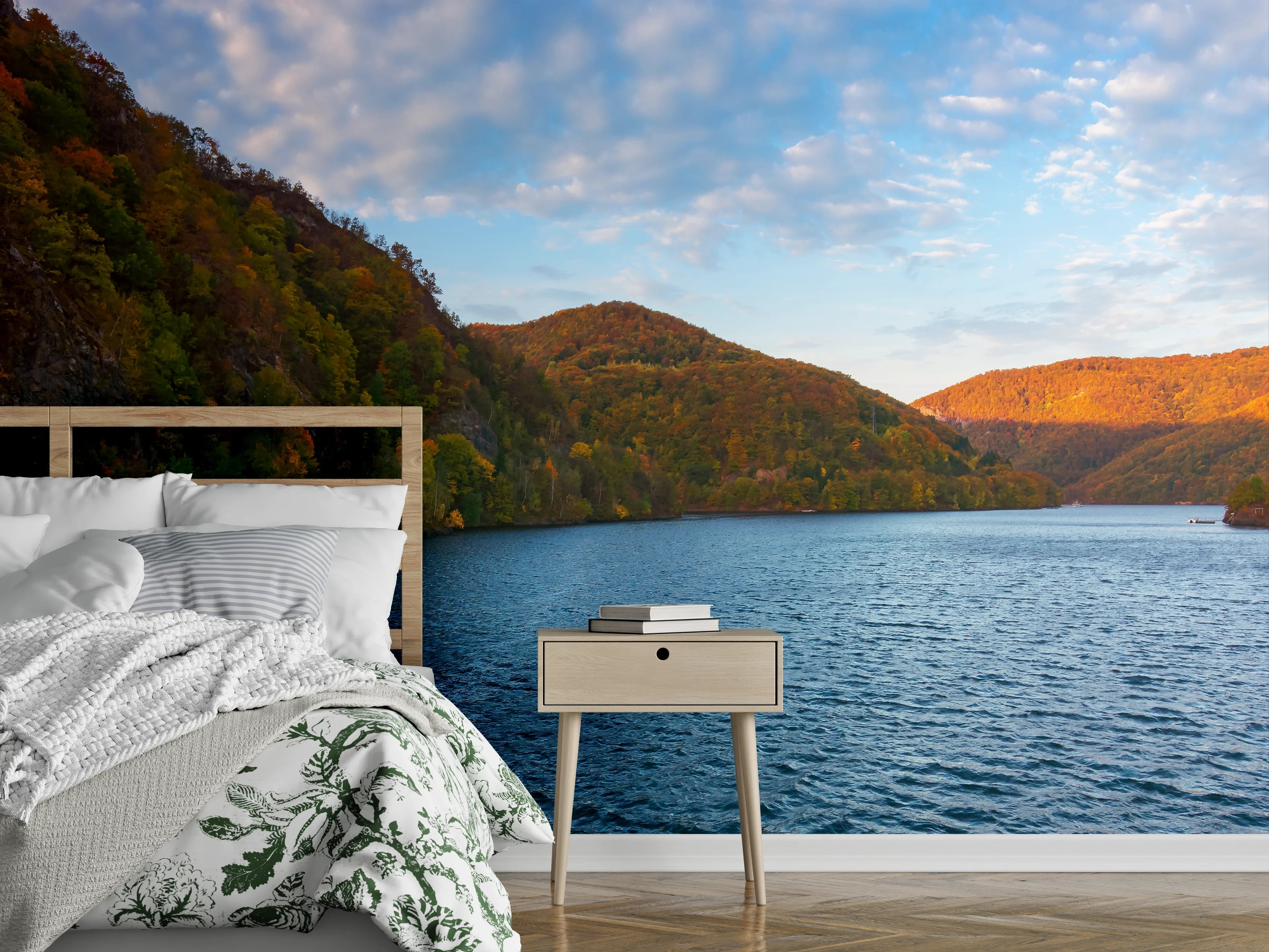 Wandverkleidung Schlafzimmer - Herbstlicher See mit Bergen