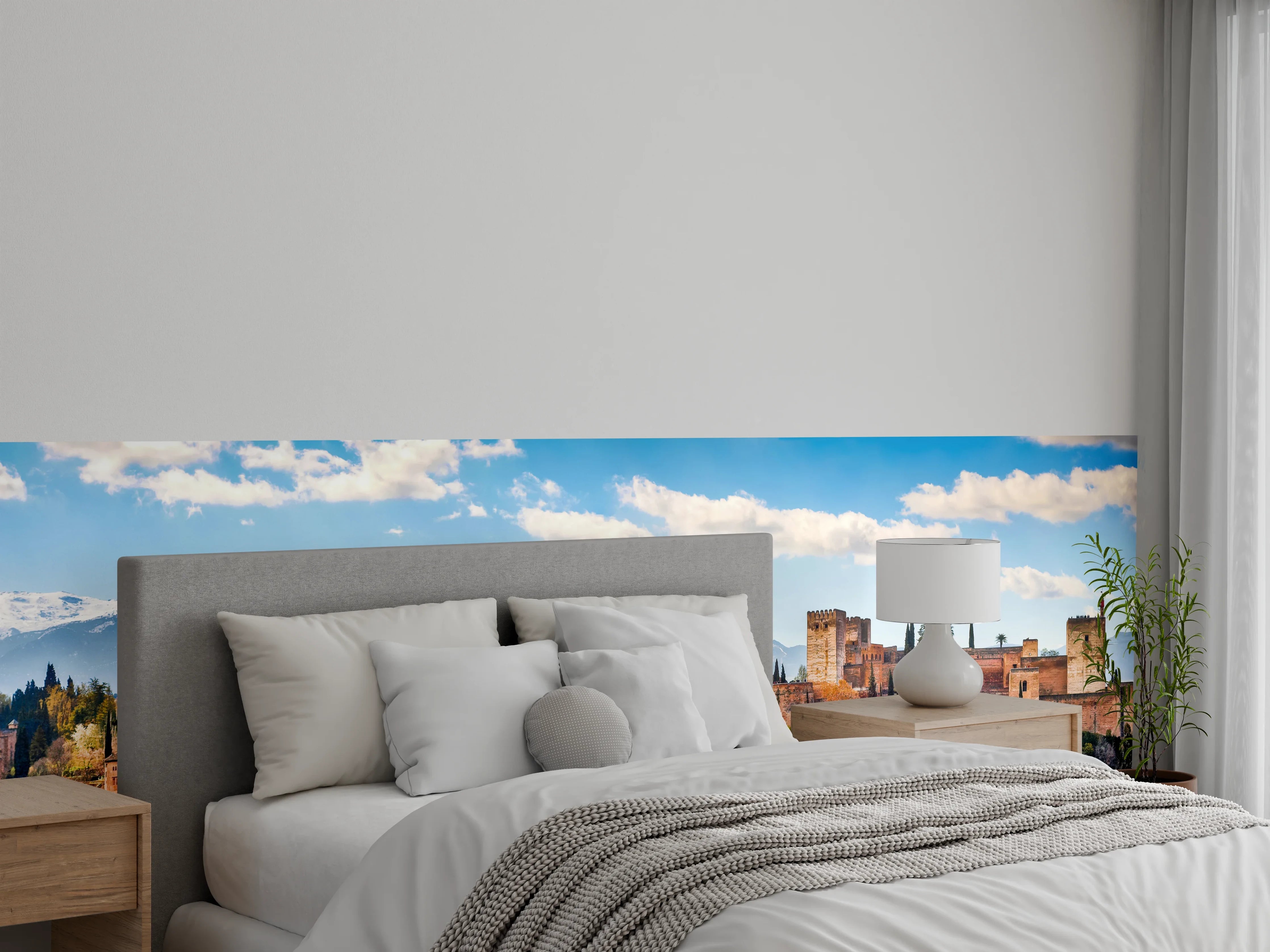 Wandverkleidung Schlafzimmer - Historische Festung auf Hügel mit Bergen im Hintergrund