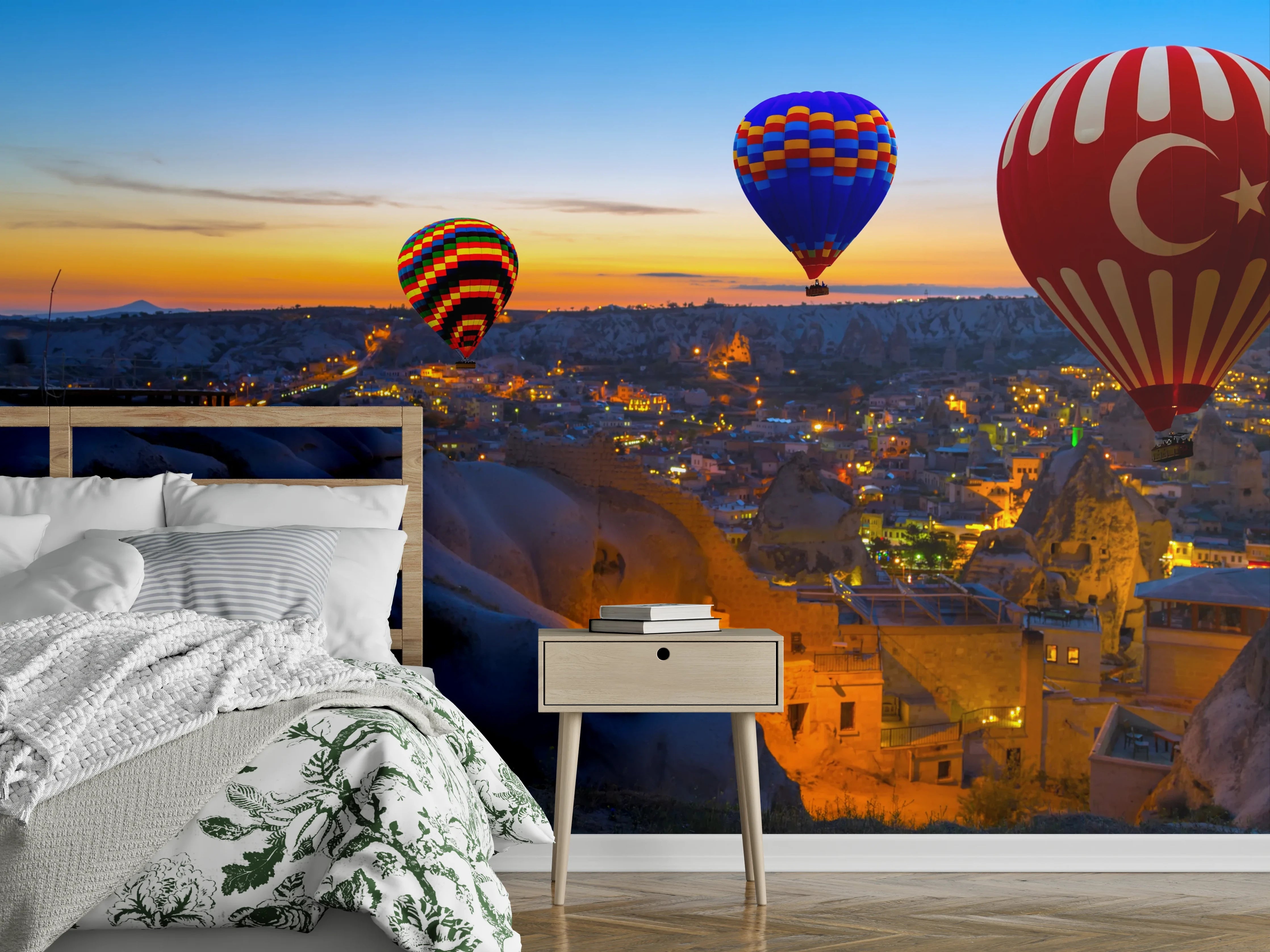 Wandverkleidung Schlafzimmer - Kappadokien Ballons über leuchtender Landschaft