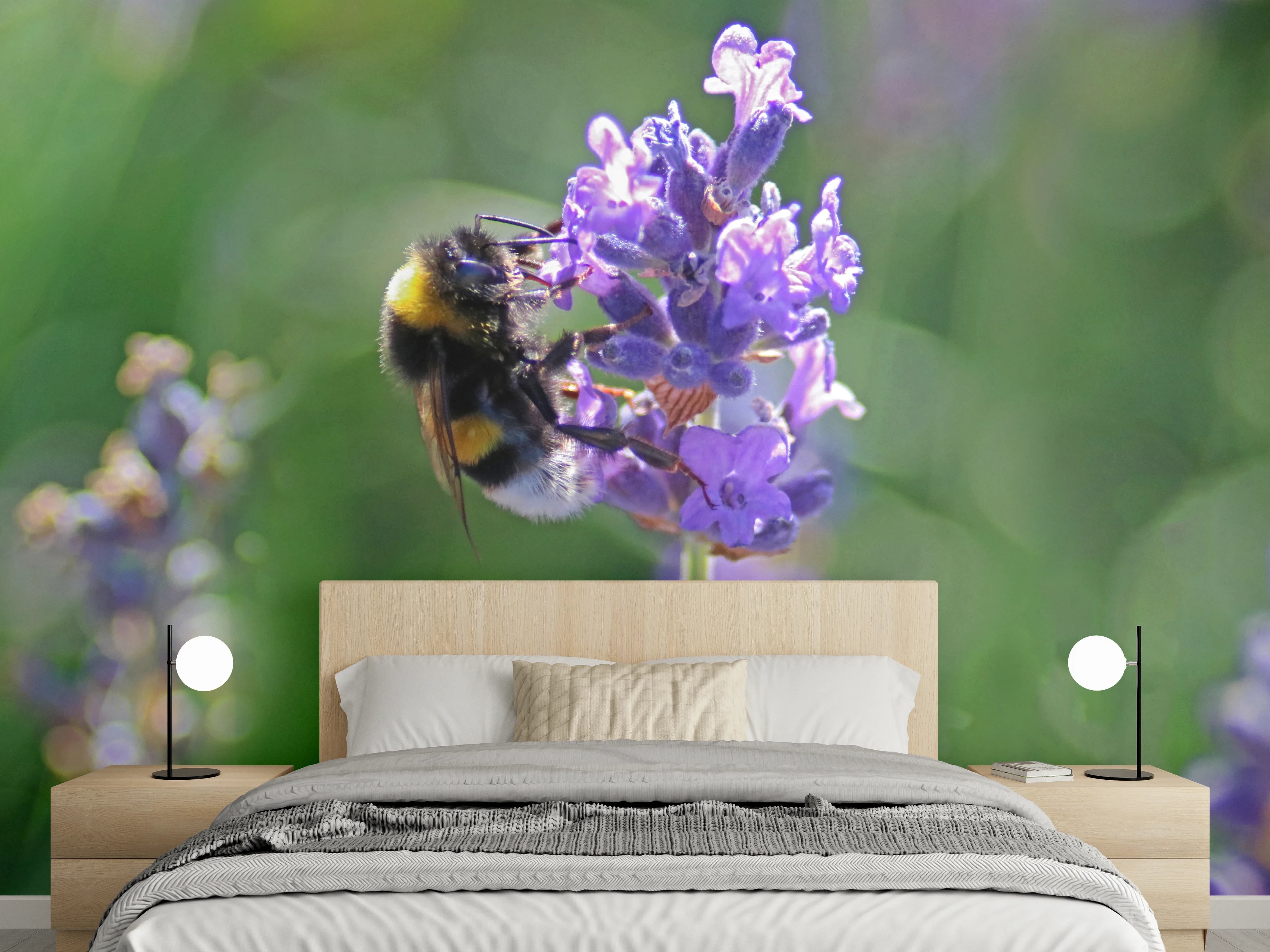 Wandverkleidung Schlafzimmer - Lavendelblüten mit Hummeln