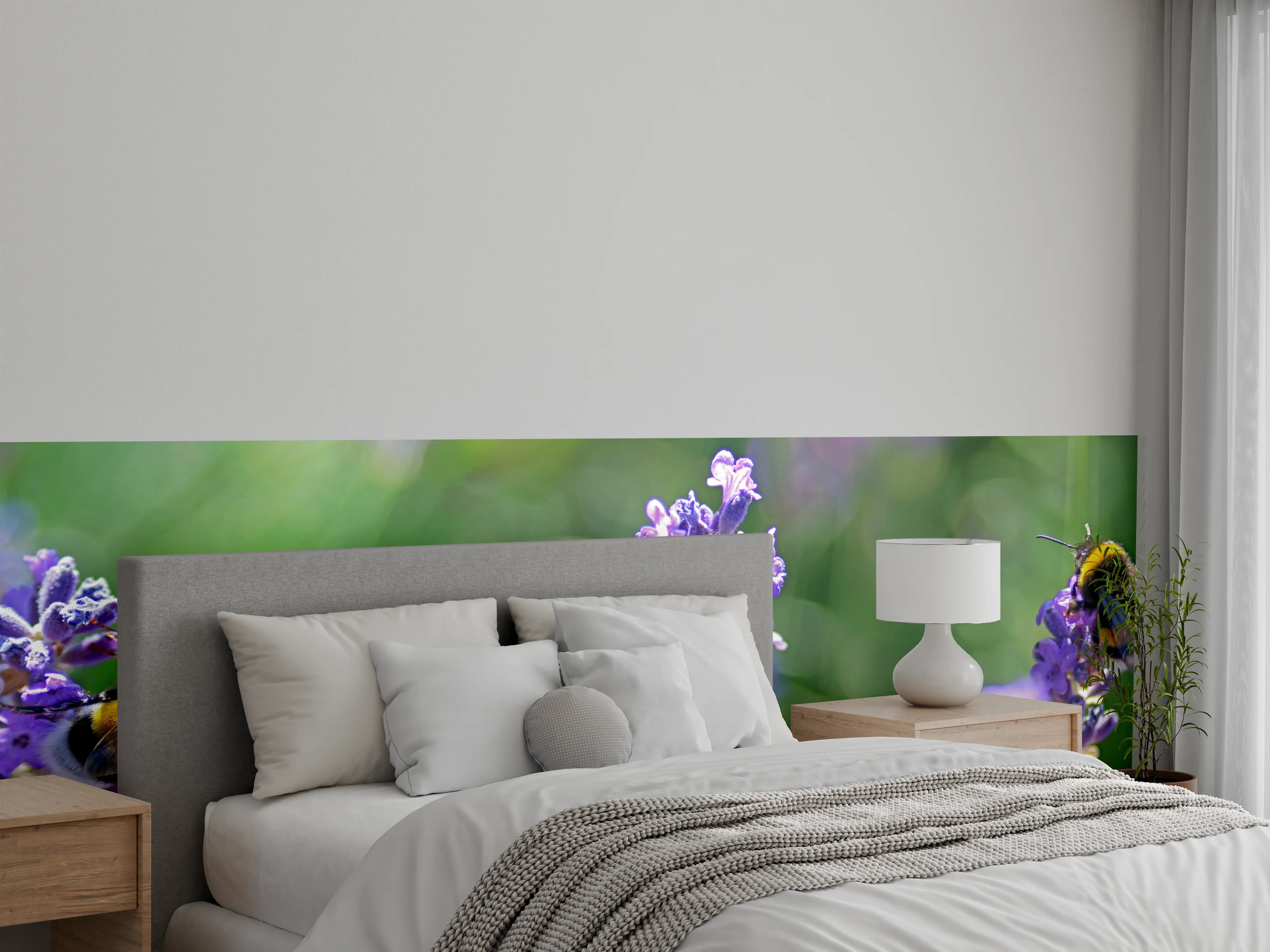 Wandverkleidung Schlafzimmer - Lavendelblüten mit Hummeln