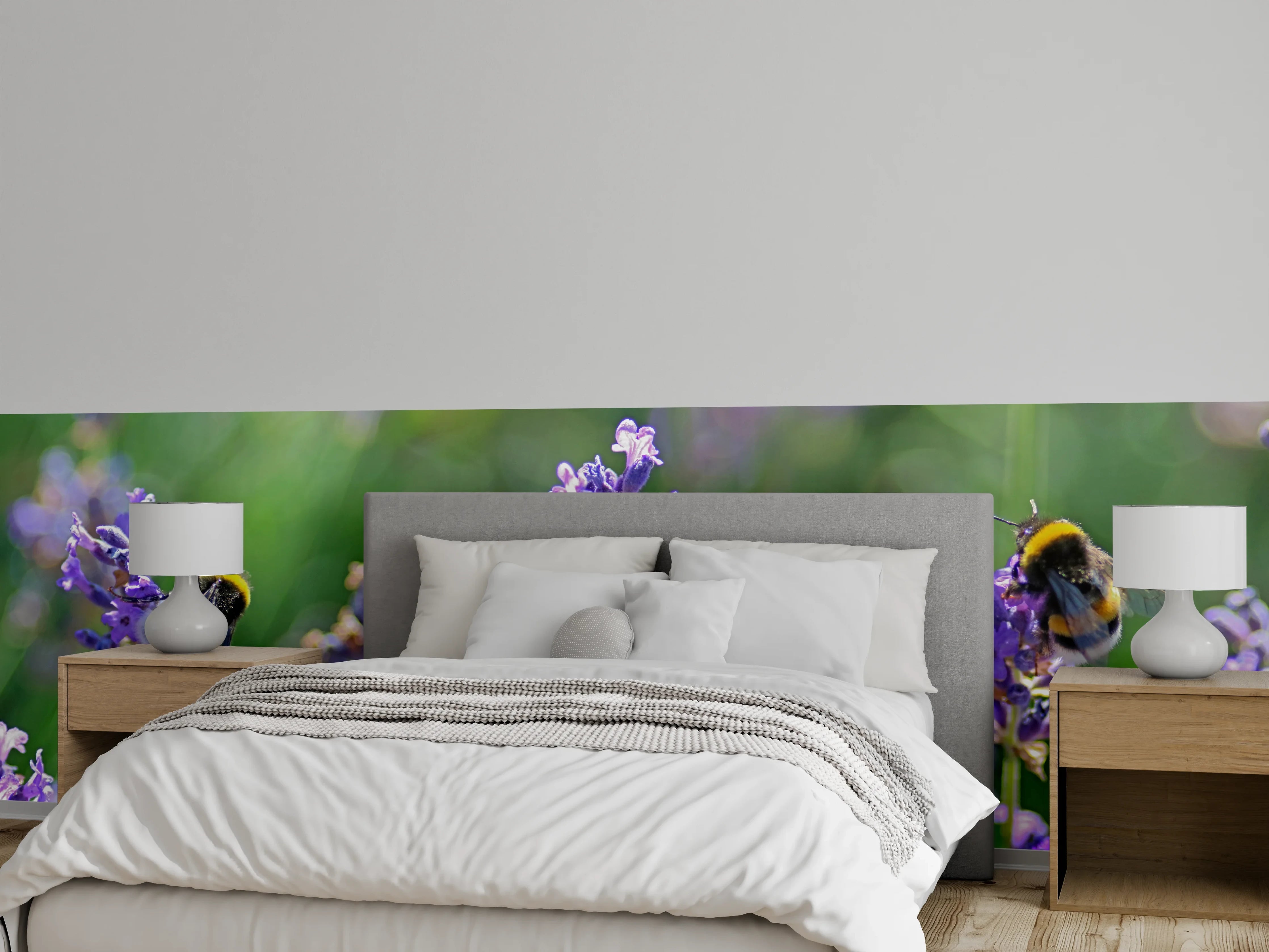 Wandverkleidung Schlafzimmer - Lavendelblüten mit Hummeln