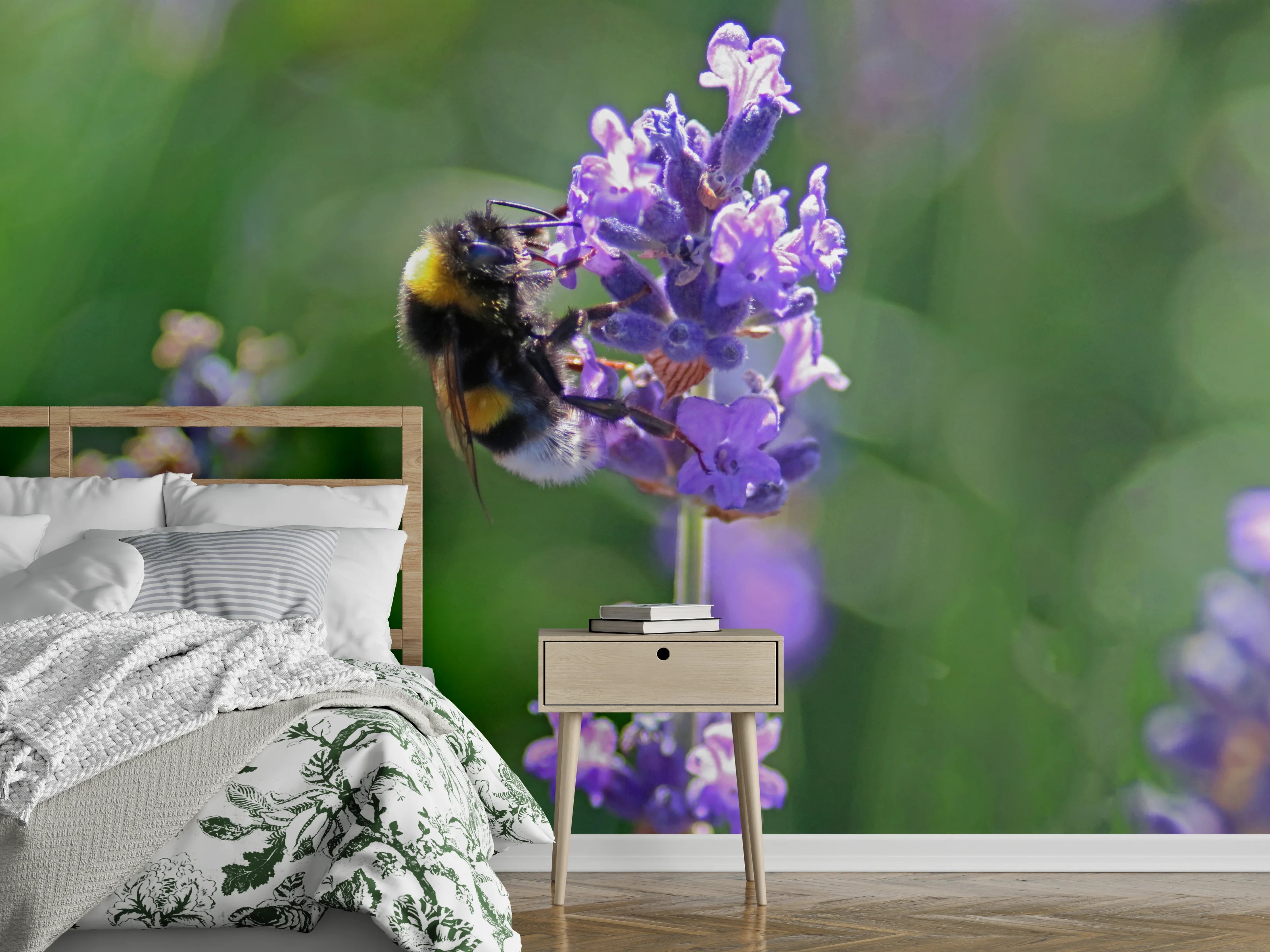 Wandverkleidung Schlafzimmer - Lavendelblüten mit Hummeln