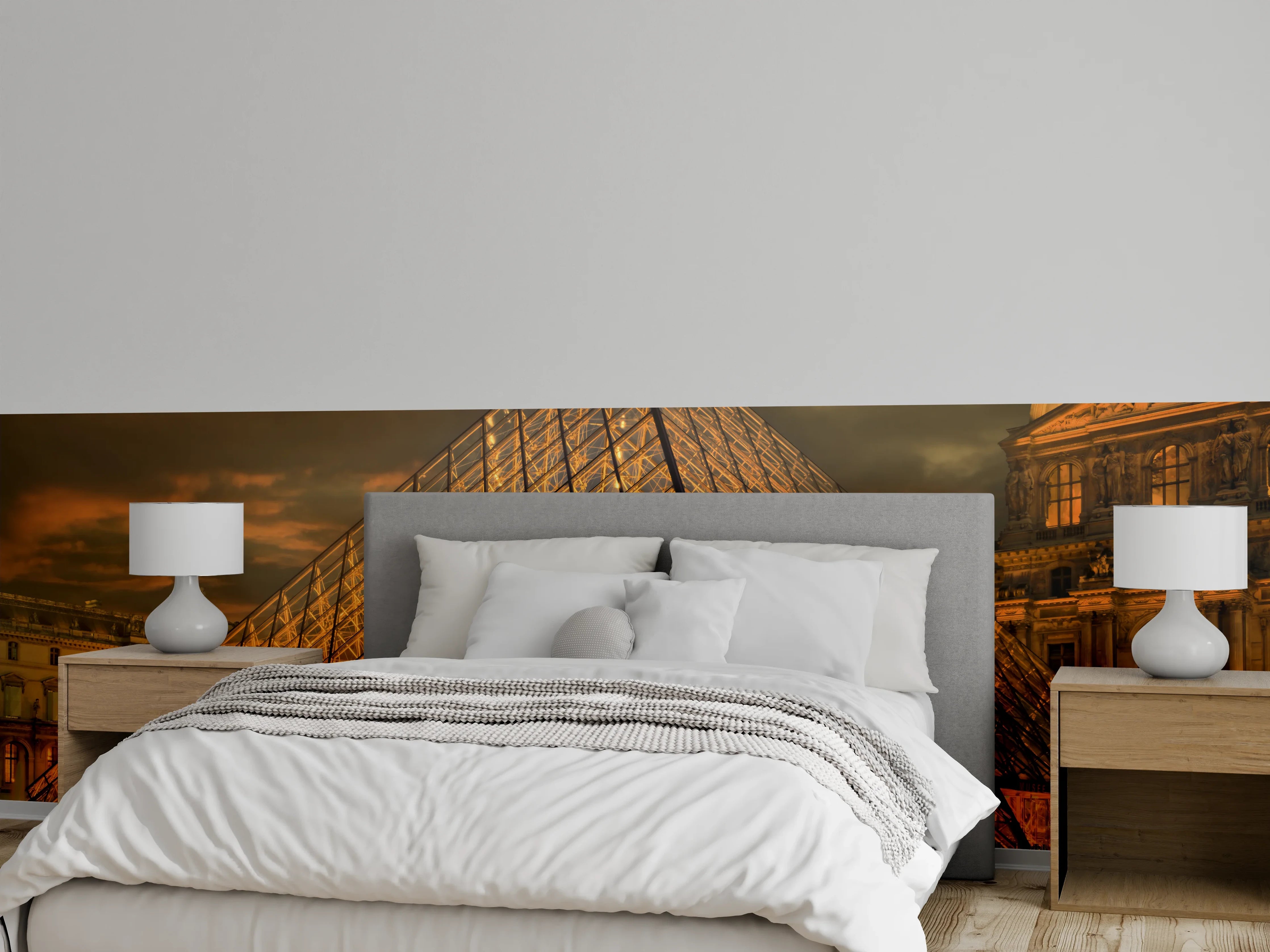 Wandverkleidung Schlafzimmer - Louvre-Pyramide bei Nacht – Goldene Architektur