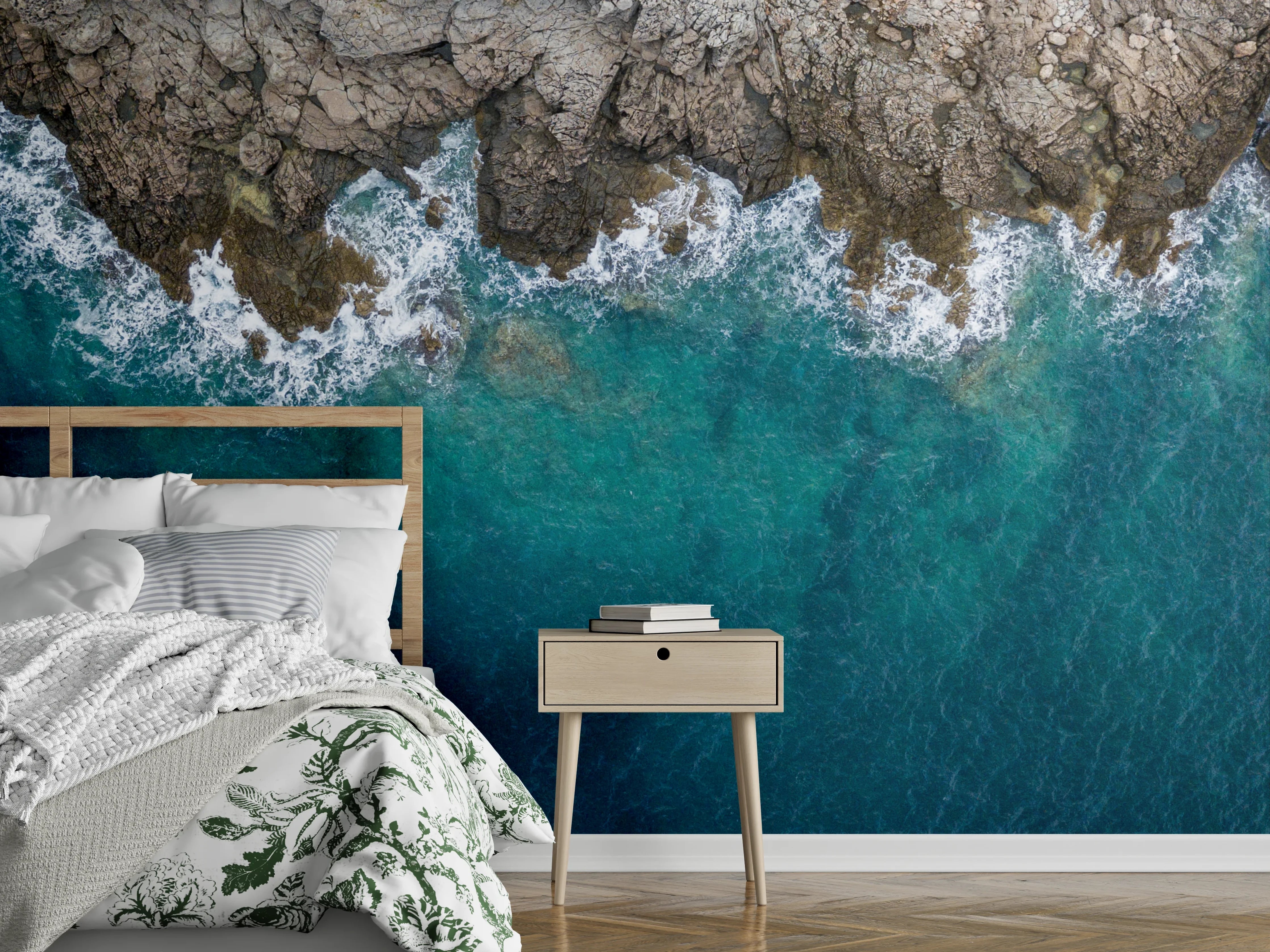 Wandverkleidung Schlafzimmer - Luftaufnahme Felsen trifft türkisblaues Meer