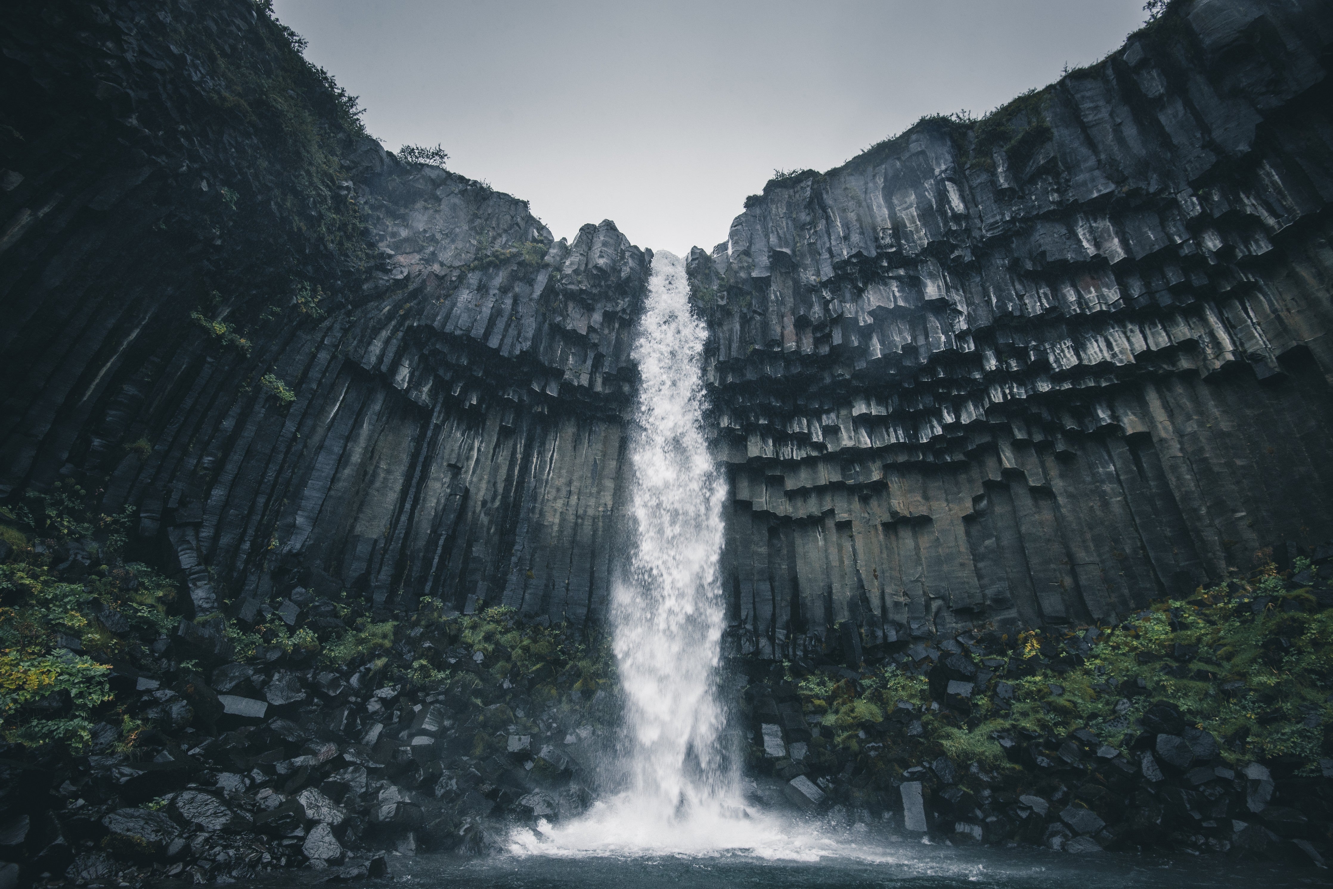 Wandverkleidung Schlafzimmer-Magischer Wasserfall mit Basaltsäulen