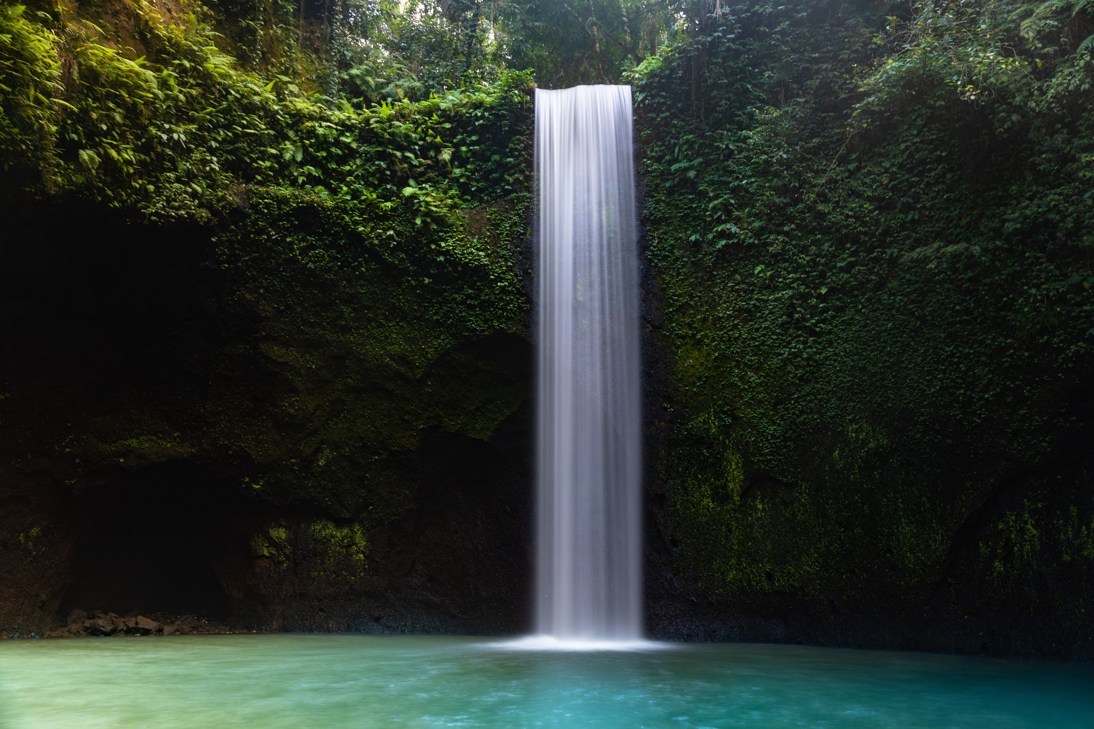 Wandverkleidung Schlafzimmer-Majestätischer Dschungel-Wasserfall Wandbild