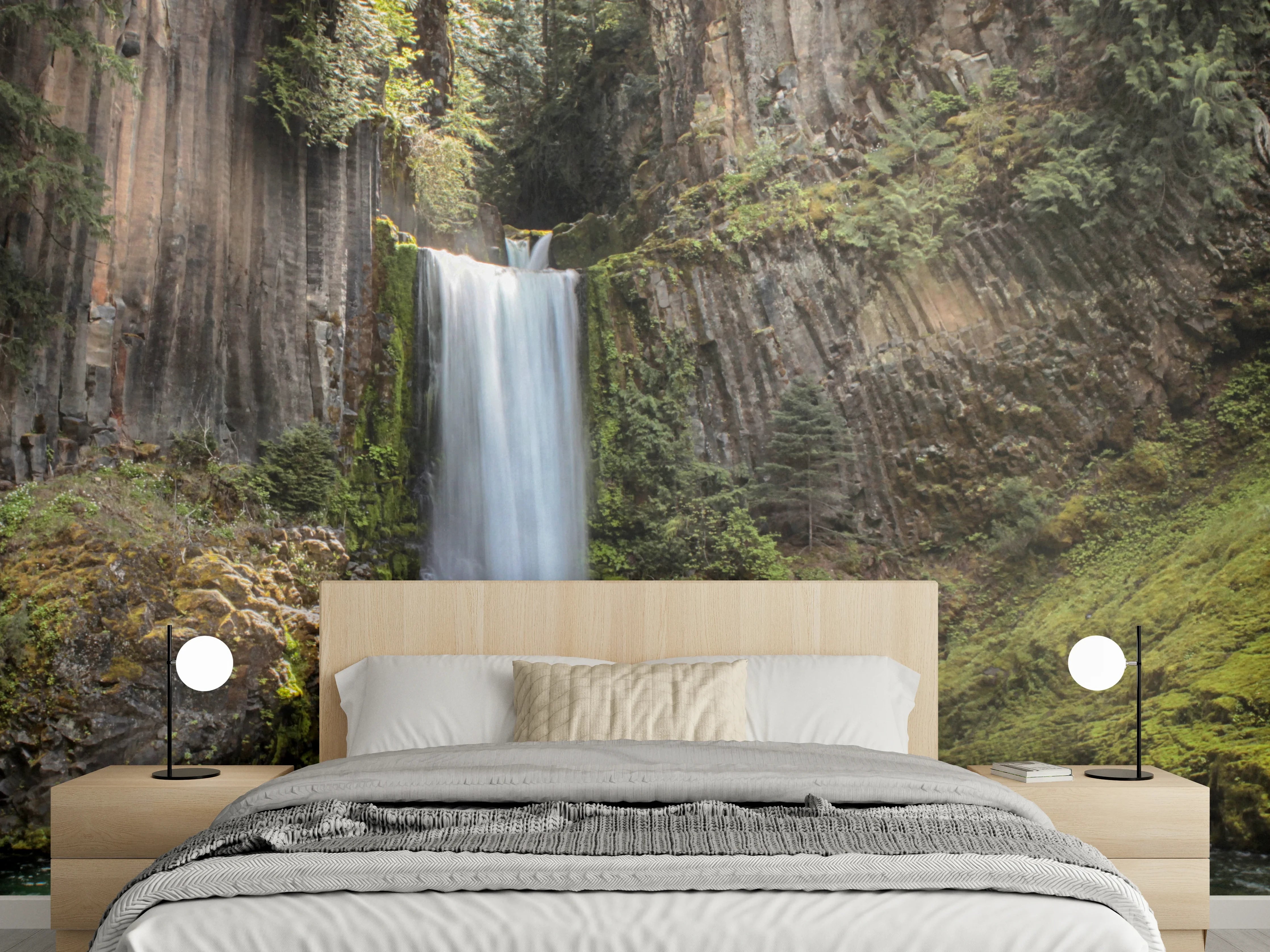 Wandverkleidung Schlafzimmer - Majestätischer Wasserfall im Waldpanorama