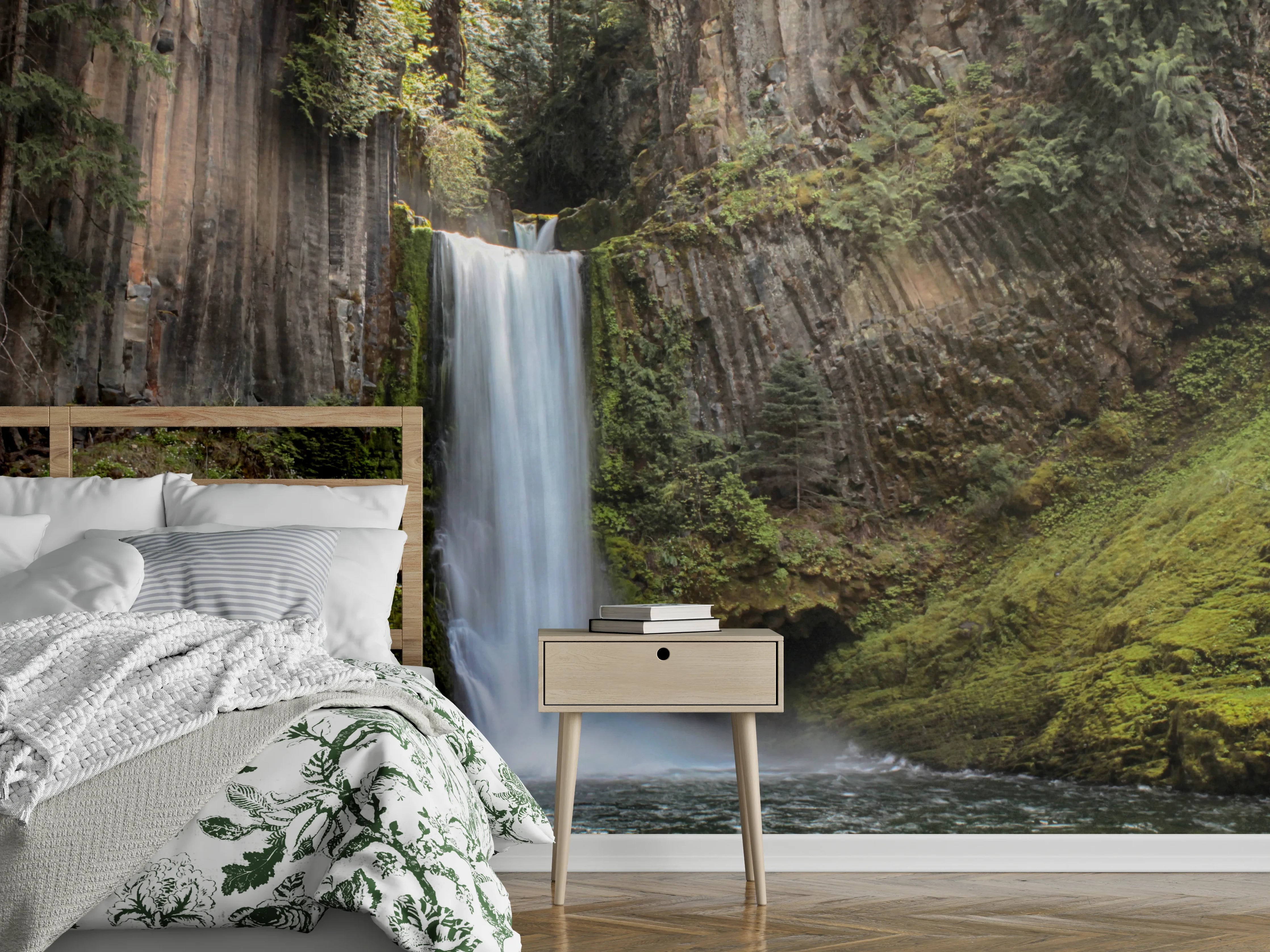 Wandverkleidung Schlafzimmer - Majestätischer Wasserfall im Waldpanorama