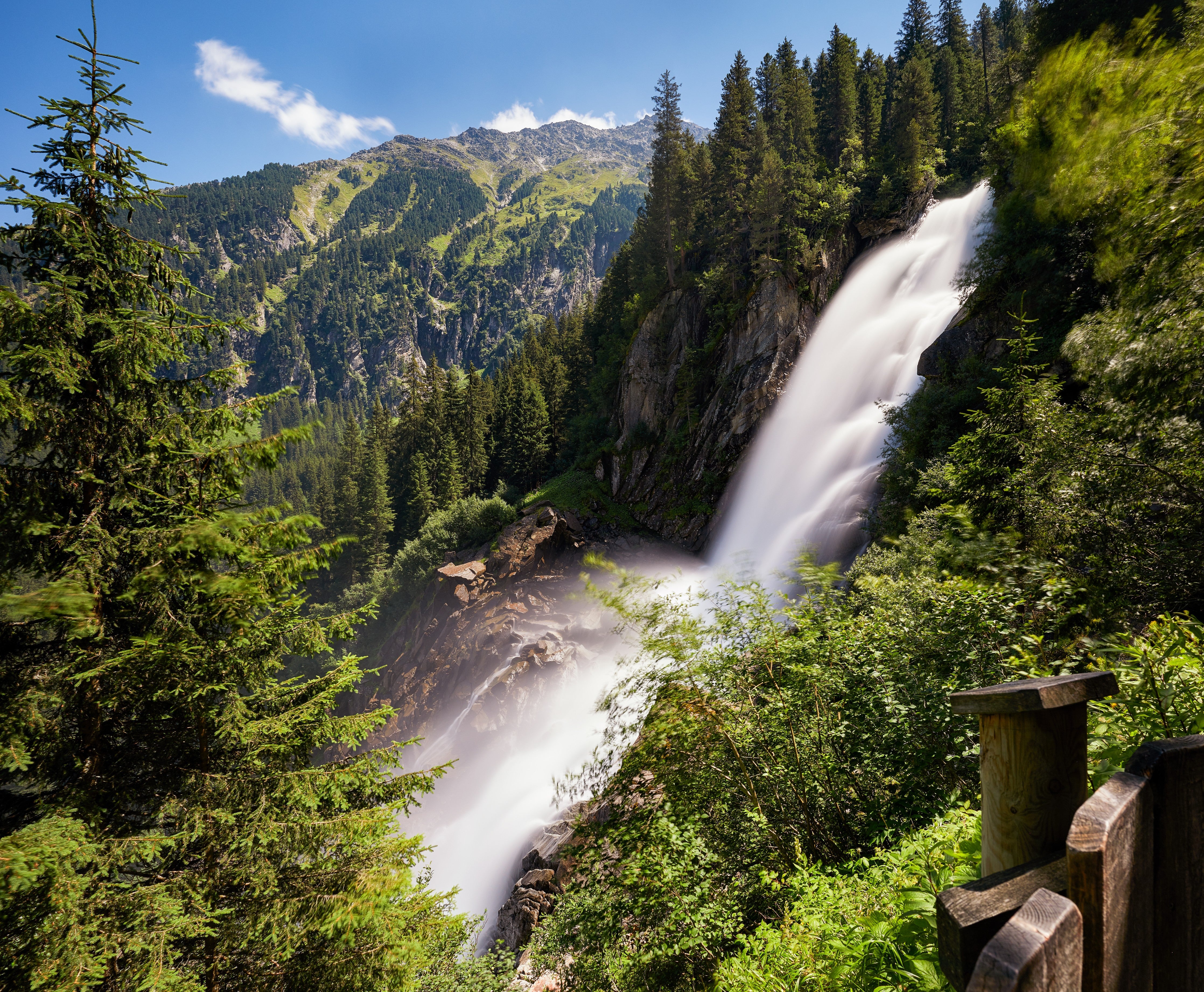 Wandverkleidung Schlafzimmer-Majestätischer Wasserfall in den Alpen