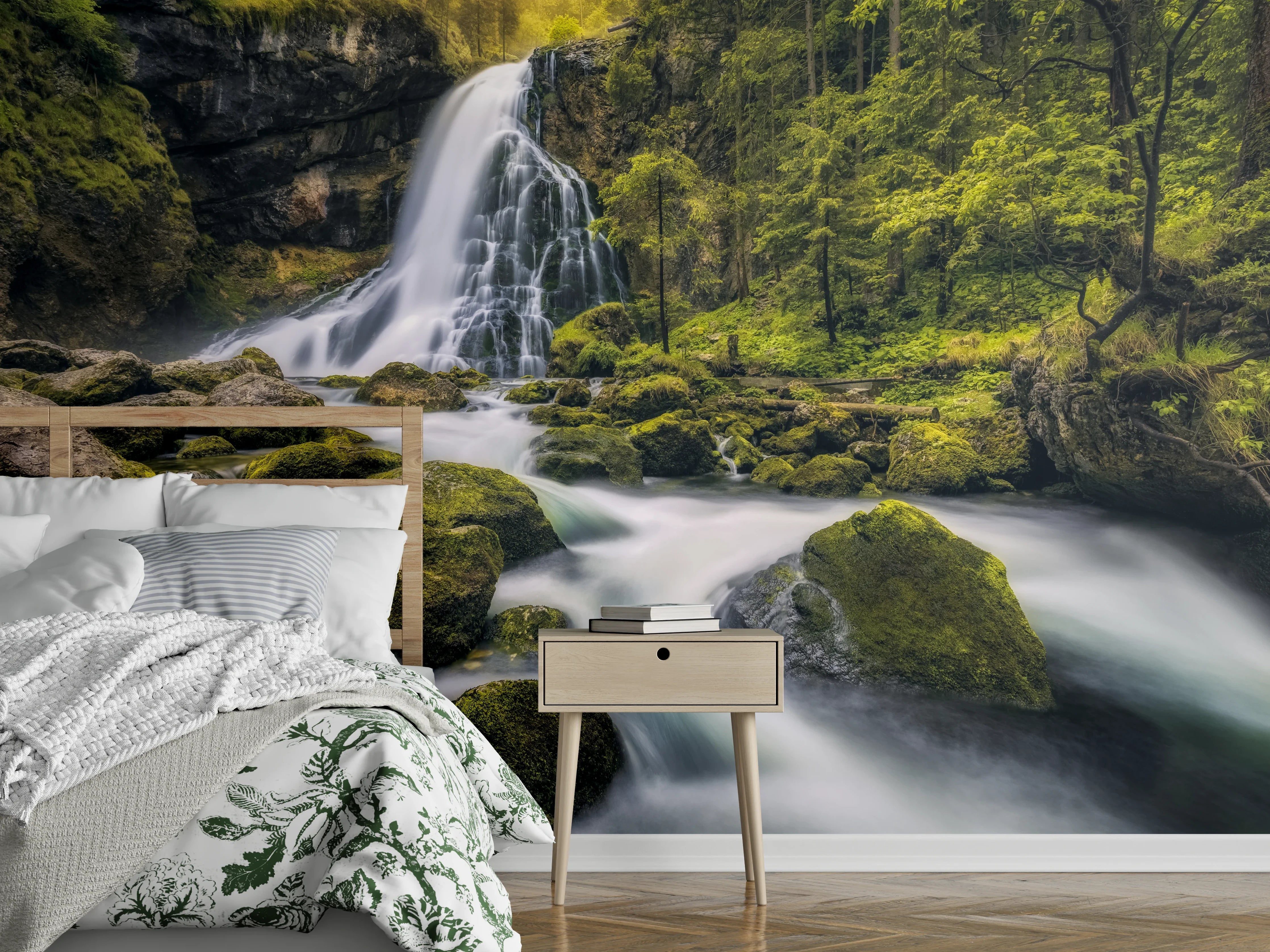 Wandverkleidung Schlafzimmer - Majestätischer Wasserfall in grünem Wald
