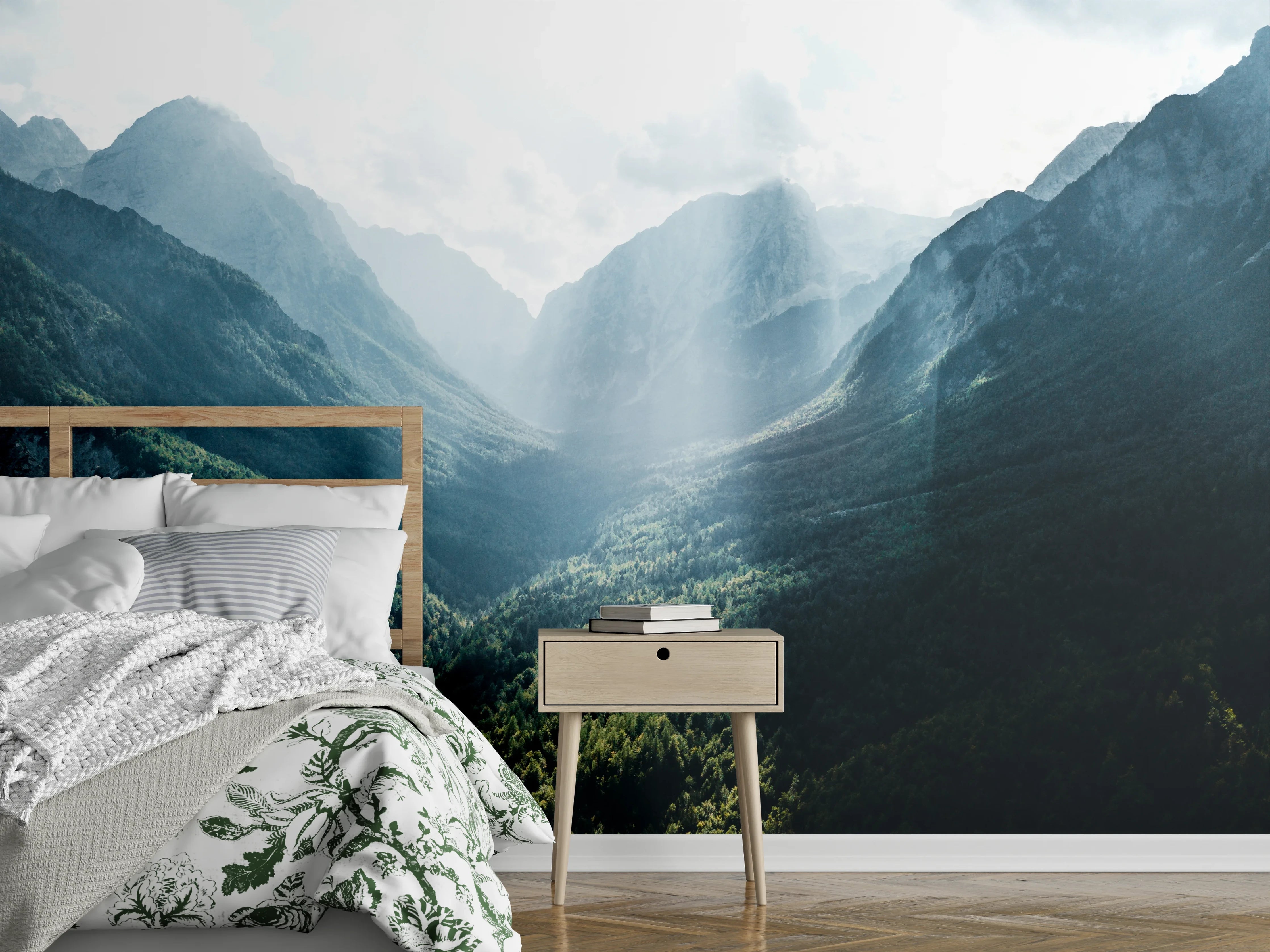 Wandverkleidung Schlafzimmer - Majestätisches Bergpanorama mit Lichtstrahlen
