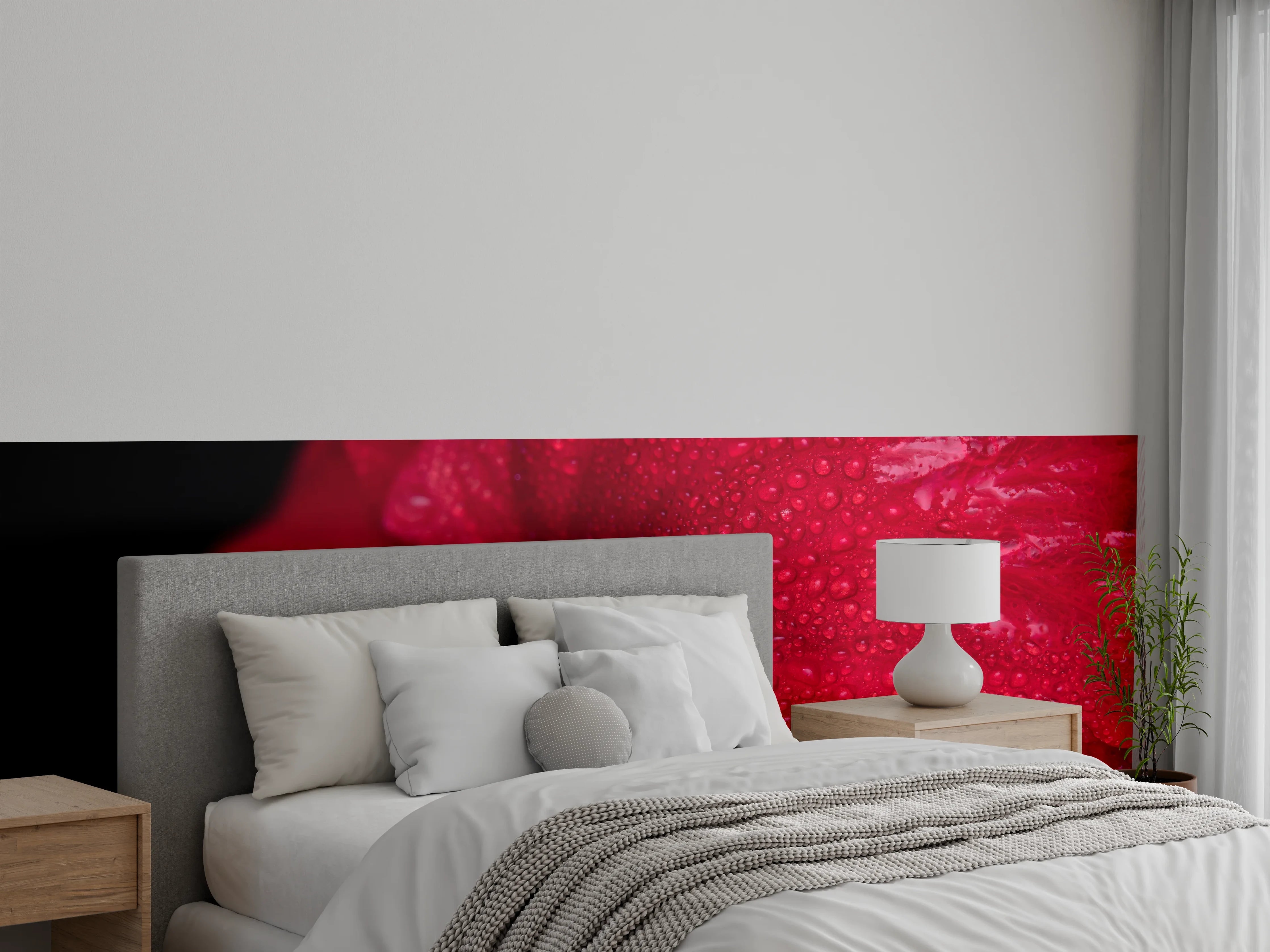 Wandverkleidung Schlafzimmer - Makroaufnahme rote Blüte mit Tropfen