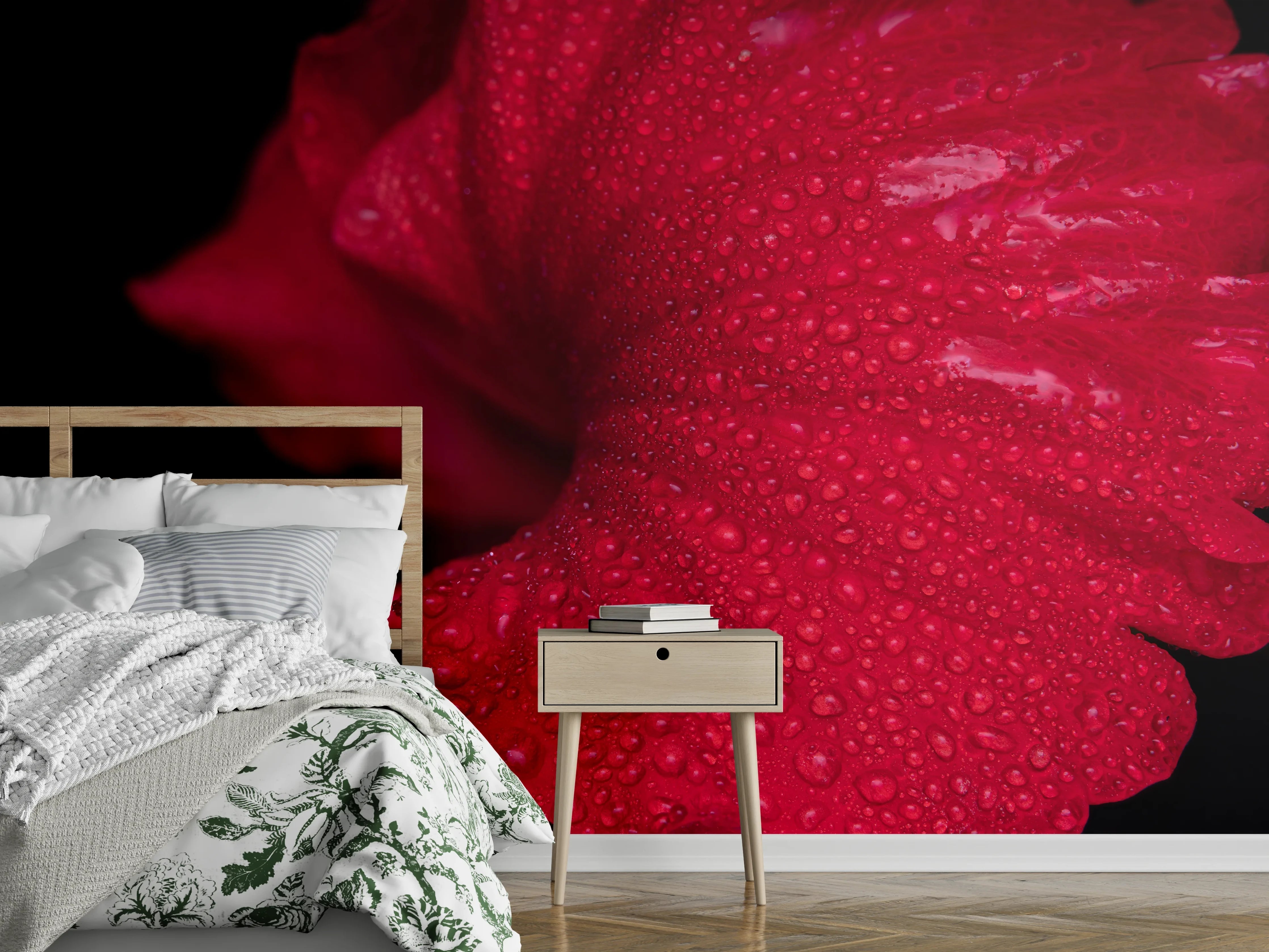 Wandverkleidung Schlafzimmer - Makroaufnahme rote Blüte mit Tropfen