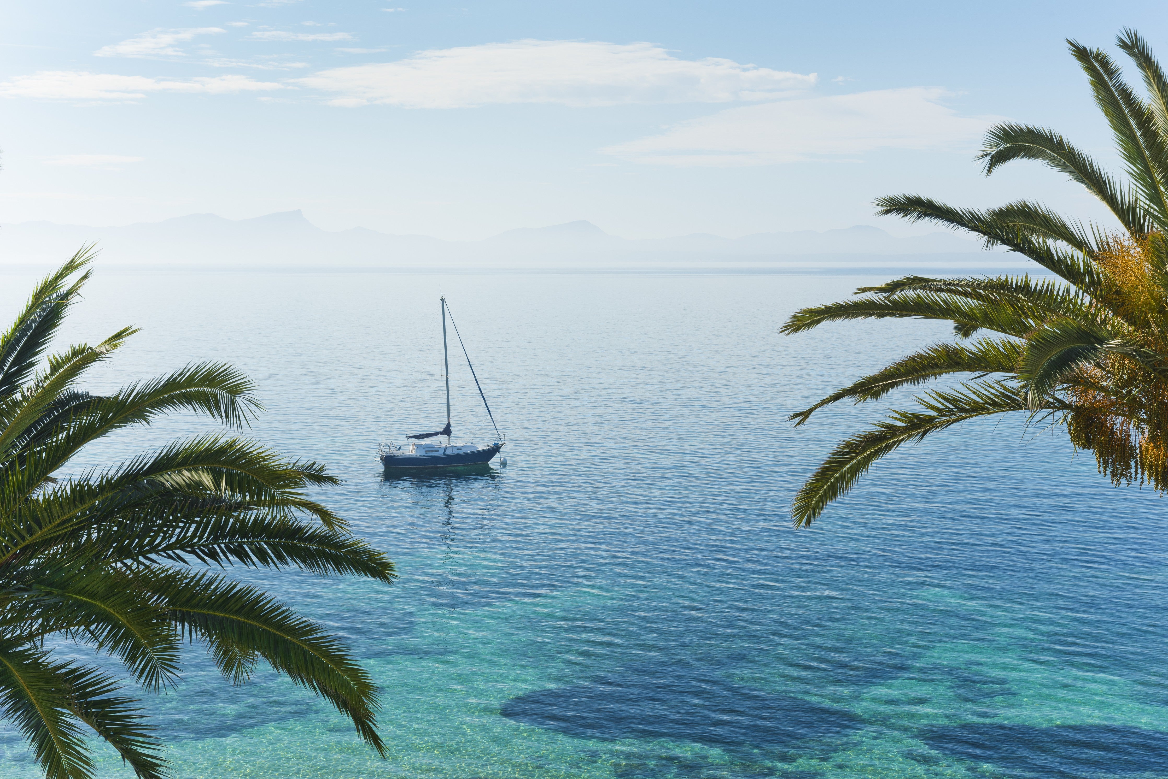 Wandverkleidung Schlafzimmer-Mediterraner Seeblick mit Segelboot