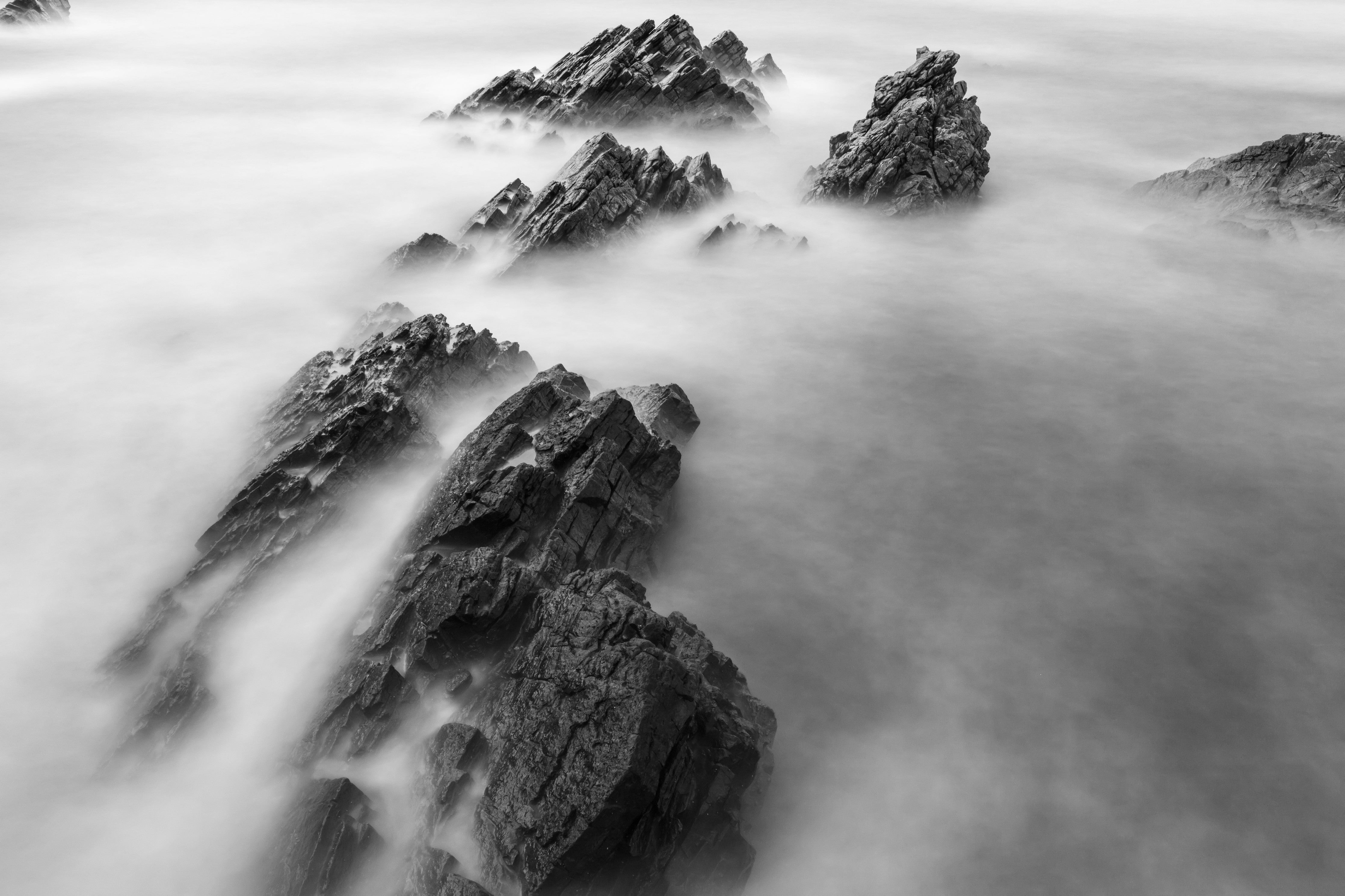 Wandverkleidung Schlafzimmer-Mystische Felsen im weißen Nebelmeer