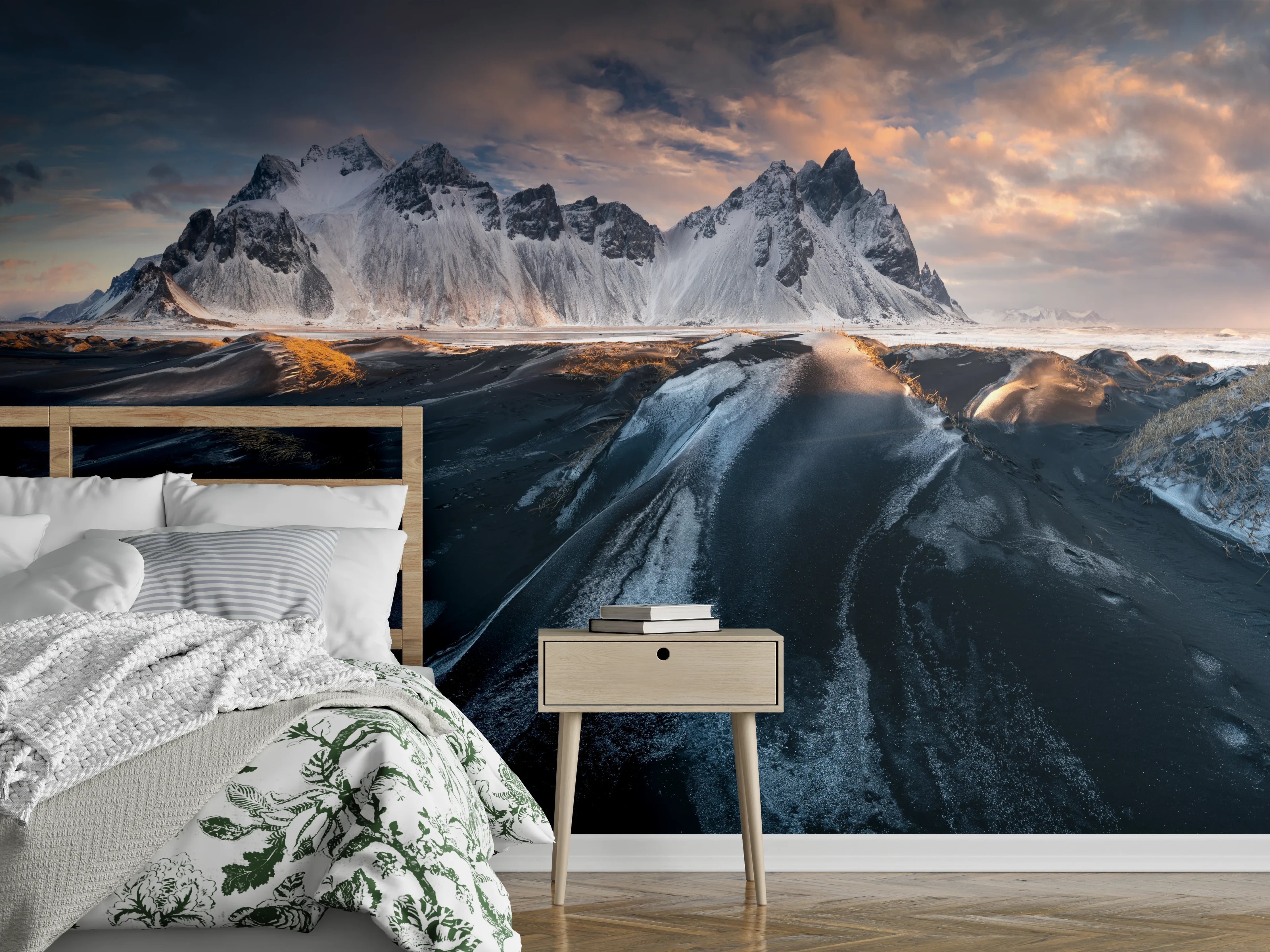 Wandverkleidung Schlafzimmer - Mystische schwarze Sandlandschaft mit Bergen