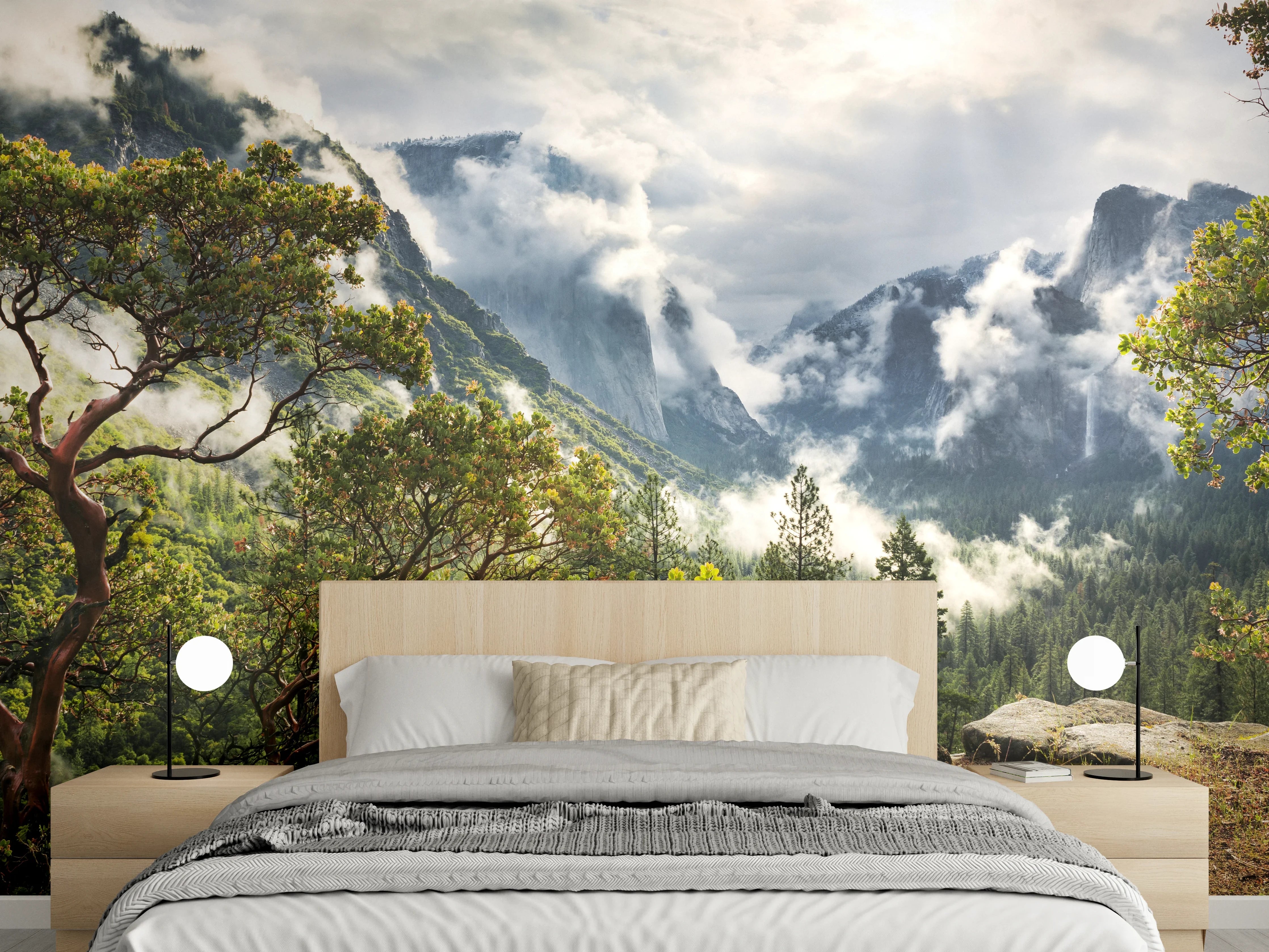 Wandverkleidung Schlafzimmer - Mystischer Bergwald im Sonnenlicht
