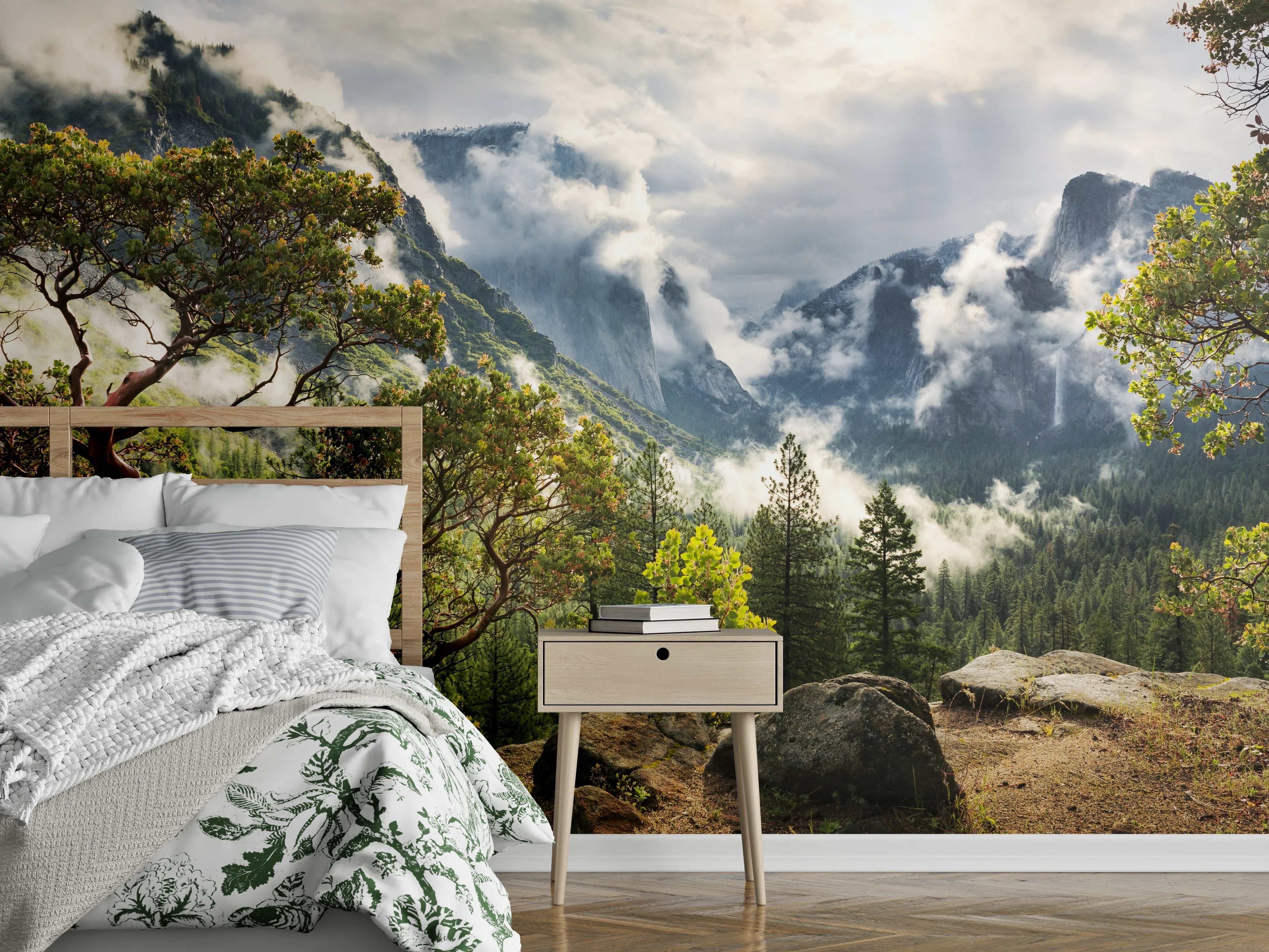 Wandverkleidung Schlafzimmer - Mystischer Bergwald im Sonnenlicht