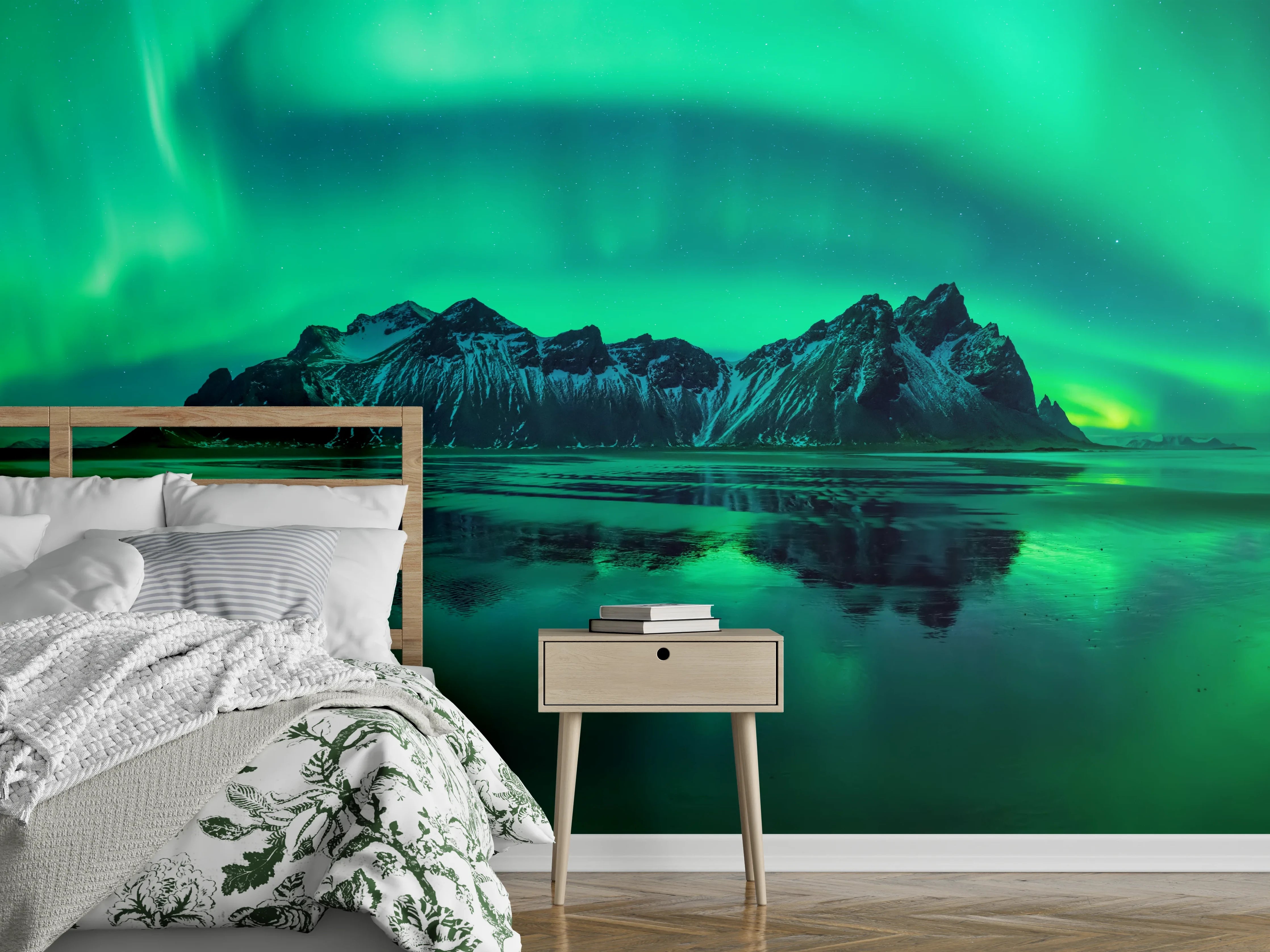 Wandverkleidung Schlafzimmer - Nordlicht über Berglandschaft Panorama