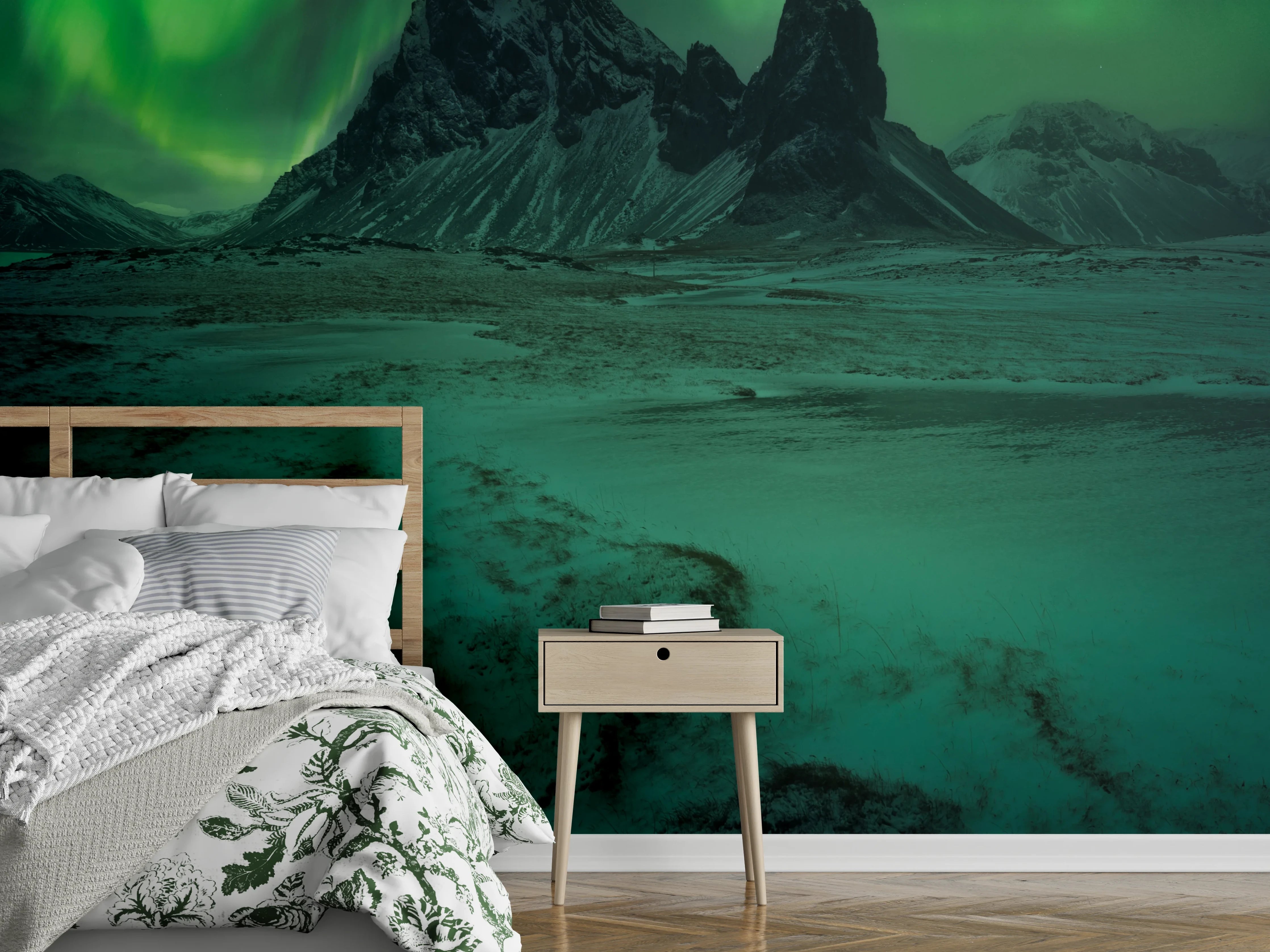 Wandverkleidung Schlafzimmer - Nordlichter über verschneiten Bergen Fotomotiv