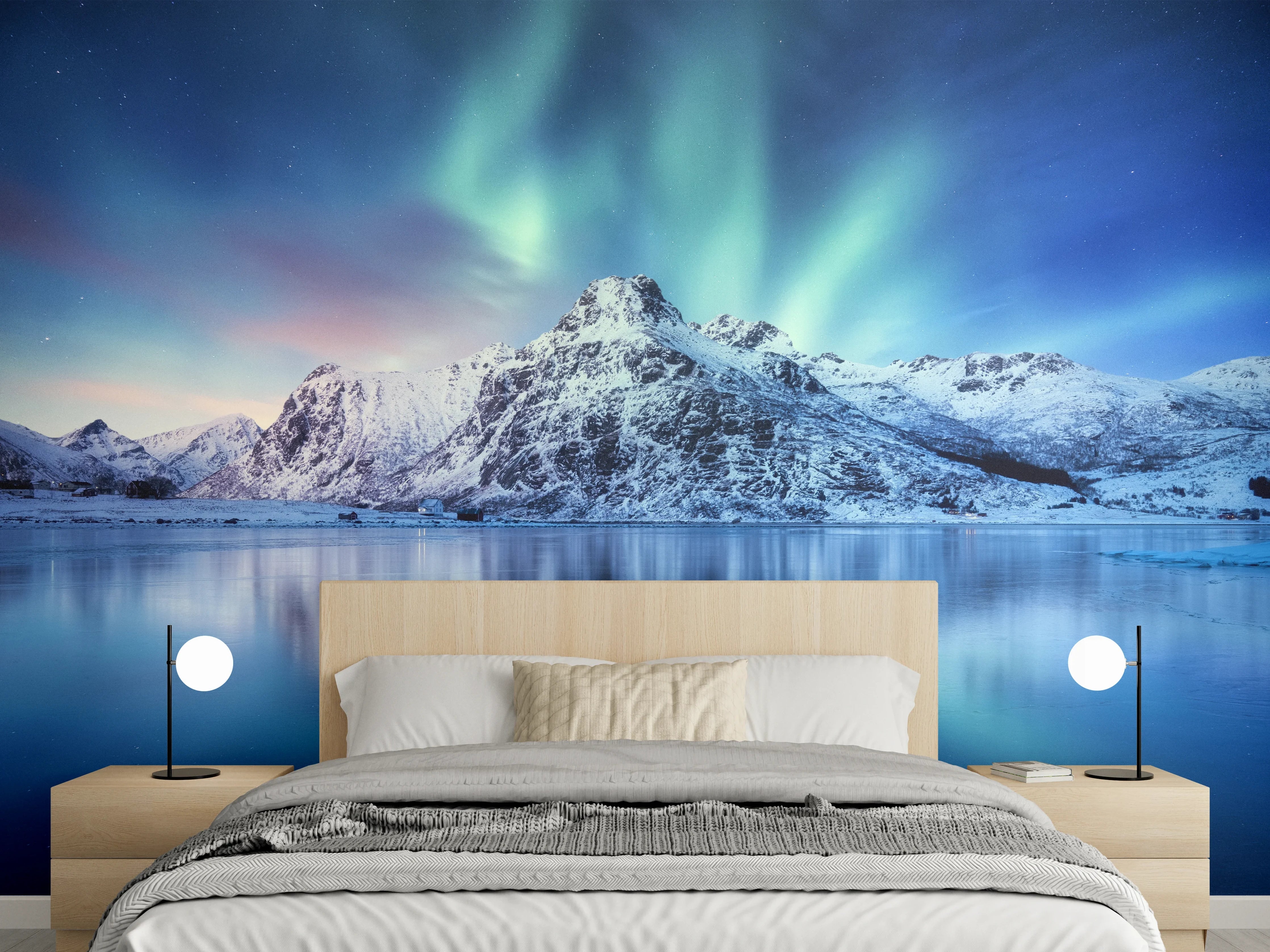 Wandverkleidung Schlafzimmer - Nordlichtglanz über grauen Wintergipfeln