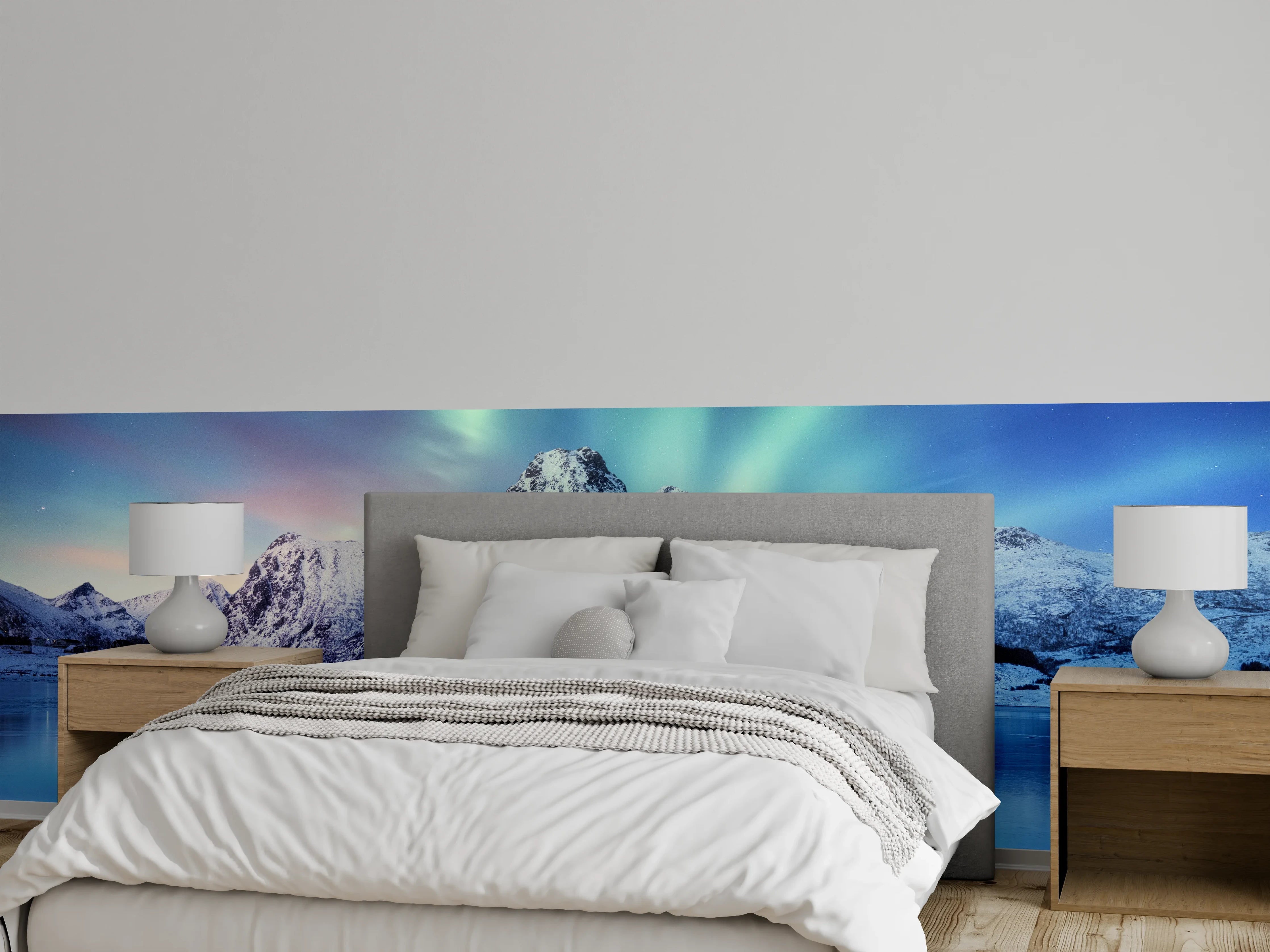 Wandverkleidung Schlafzimmer - Nordlichtglanz über grauen Wintergipfeln