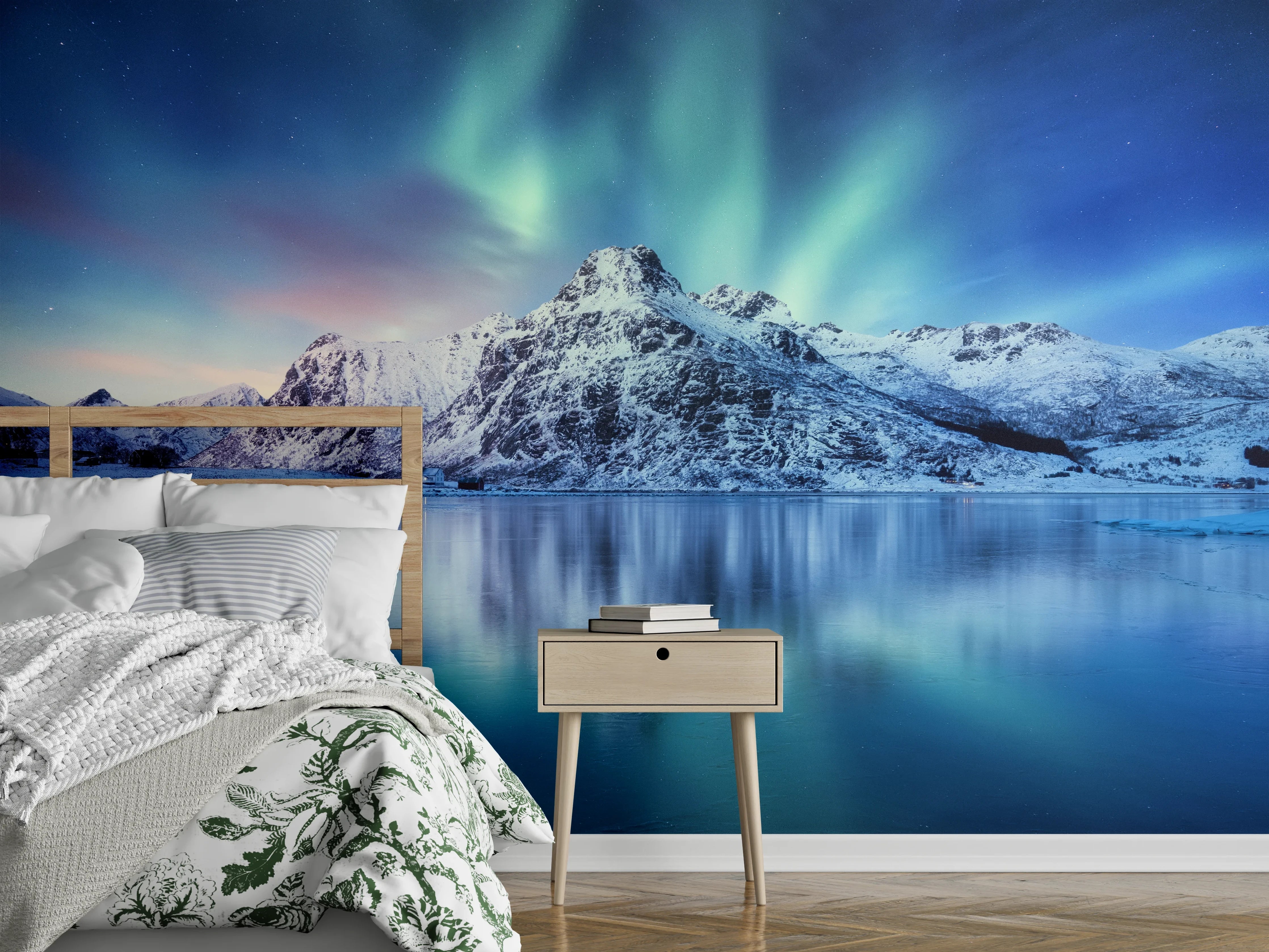 Wandverkleidung Schlafzimmer - Nordlichtglanz über grauen Wintergipfeln
