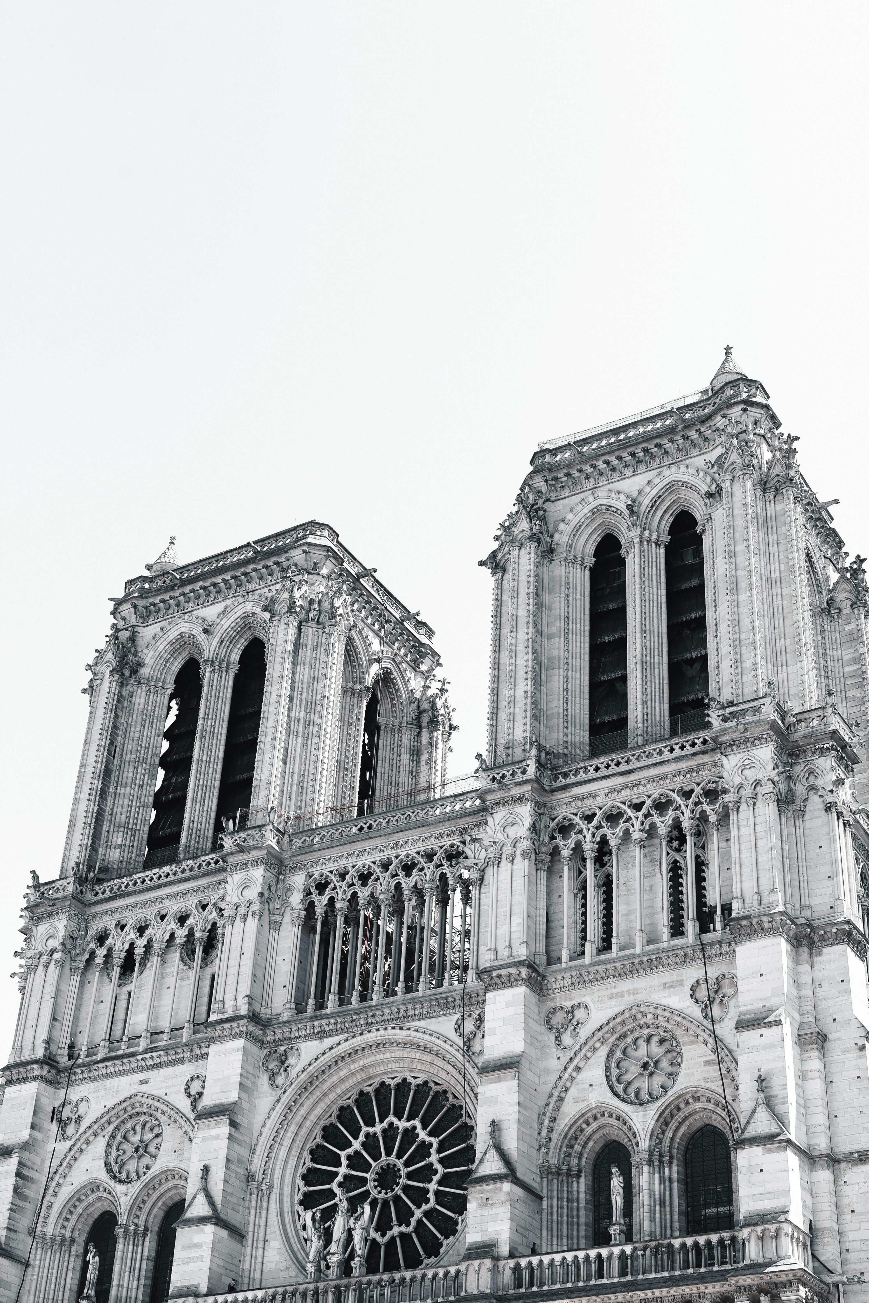 Wandverkleidung Schlafzimmer-Notre-Dame Schwarz-Weiß Architekturmotiv