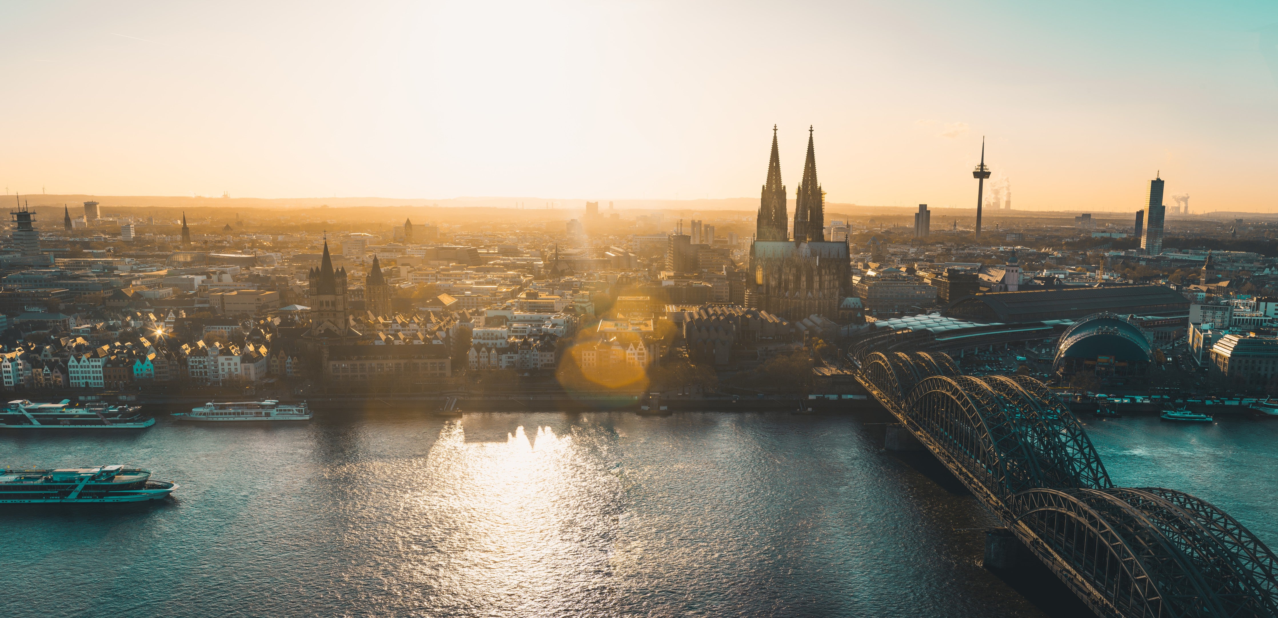 Wandverkleidung Schlafzimmer-Panoramablick auf Köln bei Sonnenaufgang